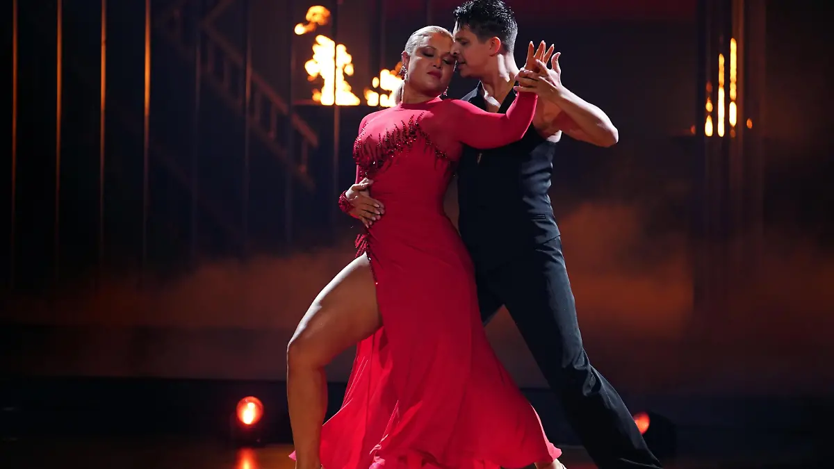 Sophia Thiel und Alexandru Ionel tanzen Tango.
+++ Die Verwendung des sendungsbezogenen Materials ist nur mit dem Hinweis und Verlinkung auf RTL+ gestattet. +++