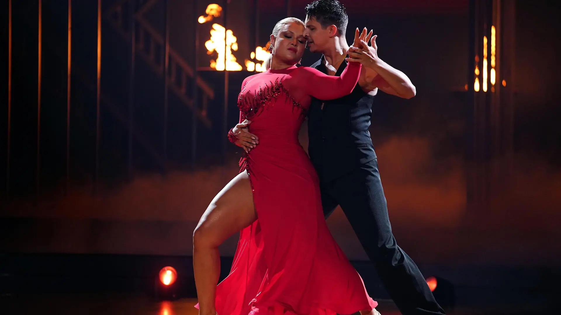 Sophia Thiel und Alexandru Ionel tanzen Tango.
+++ Die Verwendung des sendungsbezogenen Materials ist nur mit dem Hinweis und Verlinkung auf RTL+ gestattet. +++
