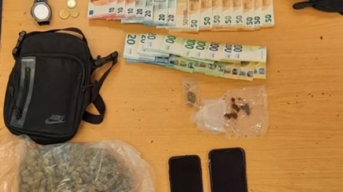 Sichergestelltes Cannabis und Bargeld