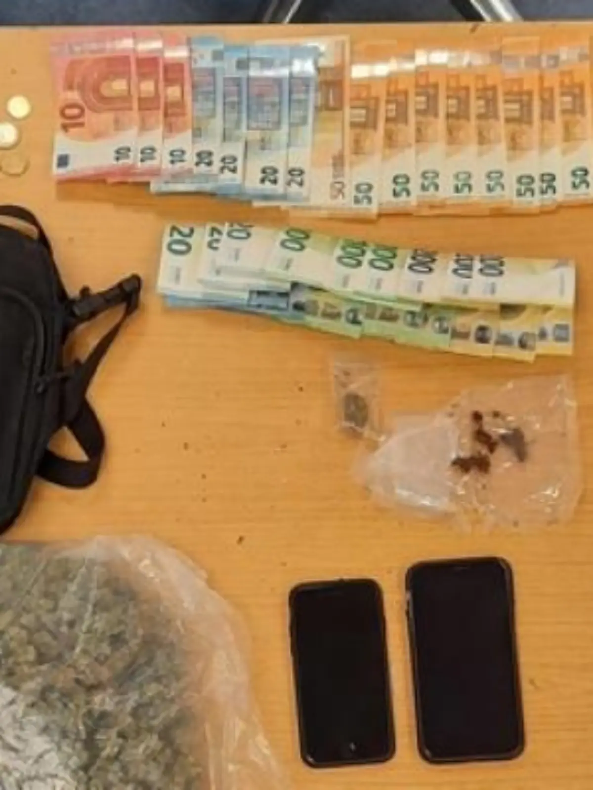 Sichergestelltes Cannabis und Bargeld