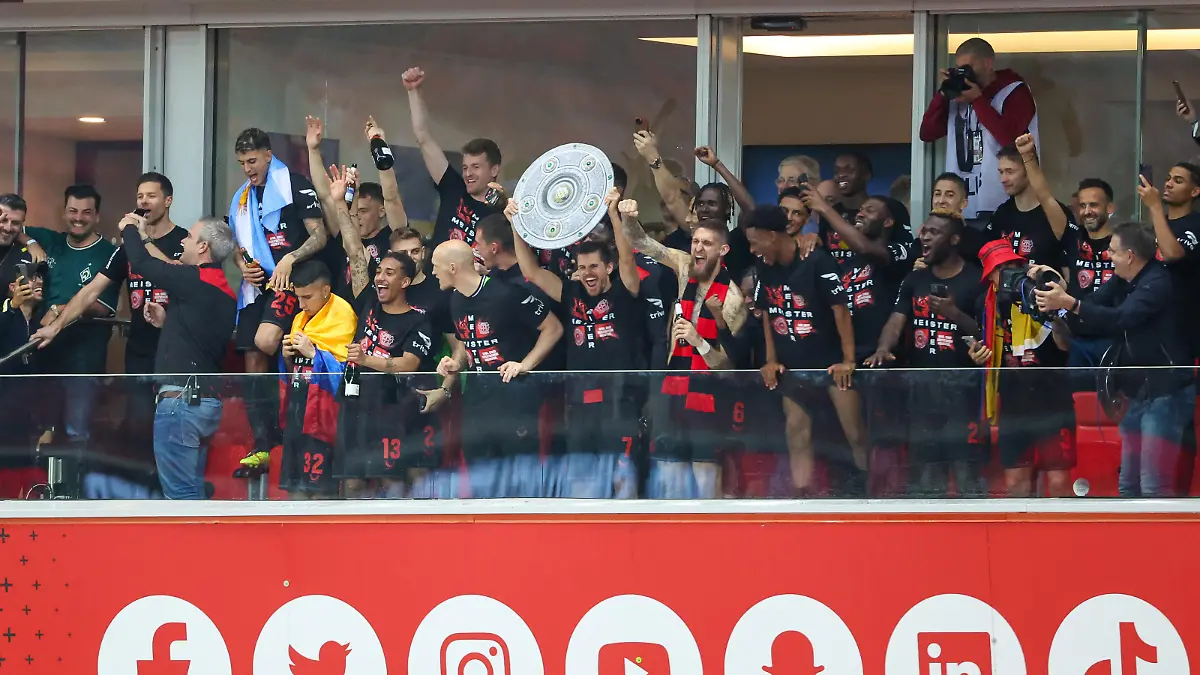 1. Bundesliga - Bayer 04 Leverkusen - SV Werder Bremen am 14.04.2024 in der BayArena in Leverkusen
Der Deutsche Meister Bayer Leverkusen präsentiert sich den Fans, eine Meisterschale aus Pappe wird hochgehalten 
Foto: osnapix
DFL regulations prohibit any use of photographs as image sequences and/or quasi-video / action press