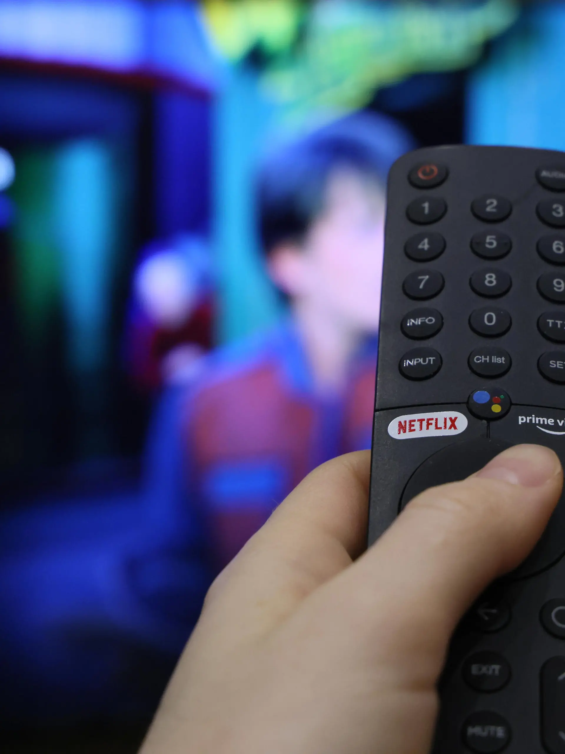 DIESES FOTO WIRD VON DER RUSSISCHEN STAATSAGENTUR TASS ZUR VERFÜGUNG GESTELLT. [SOCHI, RUSSIA - MARCH 9, 2022: The Netflix logo is pictured on a remote. Netflix streaming service and production company suspends operation in Russia due to the situation with Ukraine. Dmitry Feoktistov/TASS]