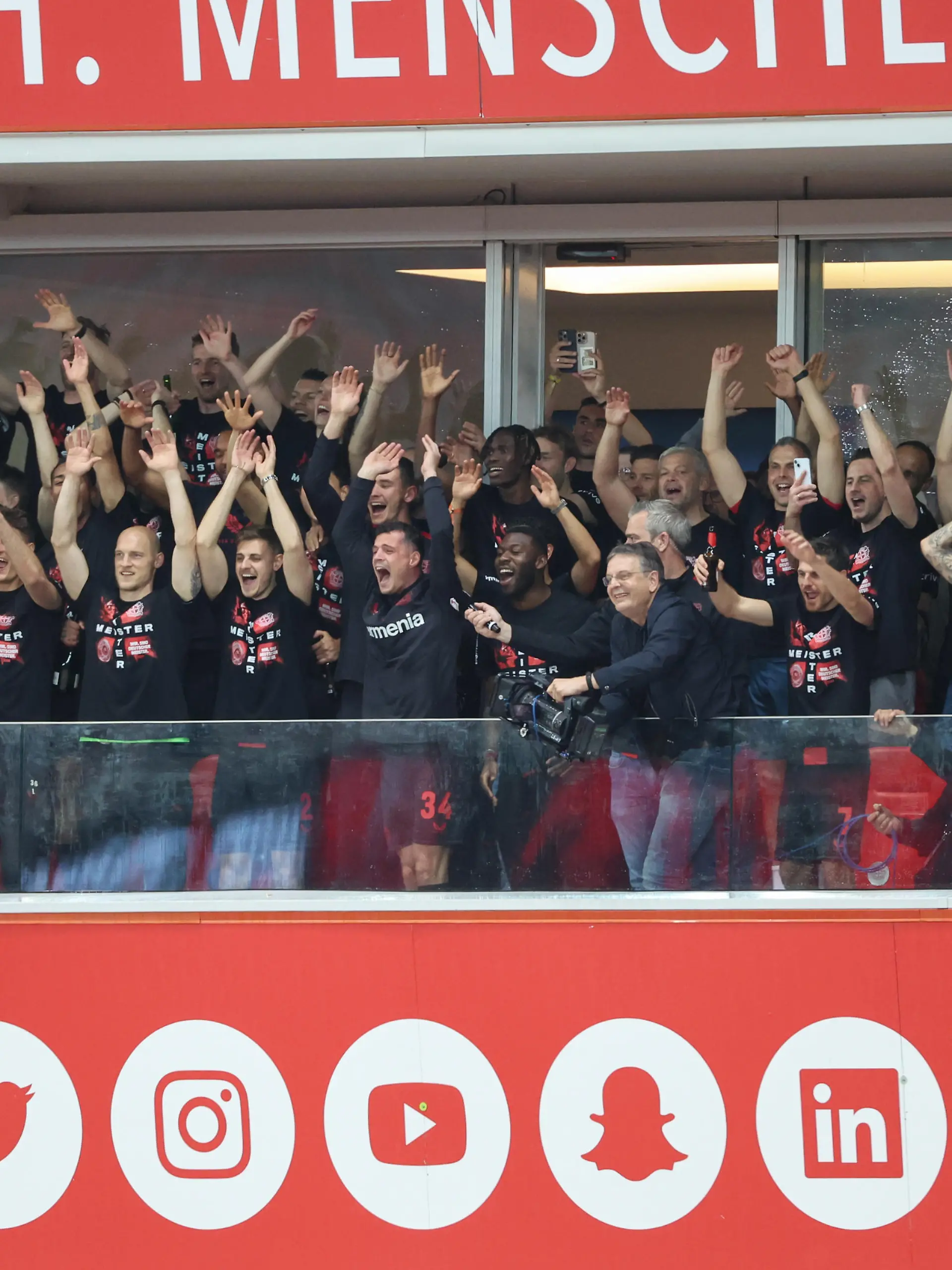1. Bundesliga - Bayer 04 Leverkusen - SV Werder Bremen am 14.04.2024 in der BayArena in Leverkusen
Der Deutsche Meister Bayer Leverkusen präsentiert sich den Fans 
Foto: osnapix
DFL regulations prohibit any use of photographs as image sequences and/or quasi-video / action press