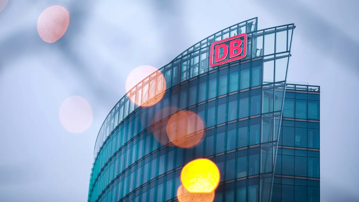 Symbolbild Deutsche Bahn AG Konzernzentrale Deutschland, Berlin im Januar 2022: Die Deutsche Bahn AG Zentrale am Potsdamer Platz. Nahaufnahme mit unscharfen gelben Lichtern im Bild. *** Symbolic image Deutsche Bahn AG corporate headquarters Germany, Berlin in January 2022 The Deutsche Bahn AG headquarters at Potsdamer Platz close-up with blurred yellow lights in the image.