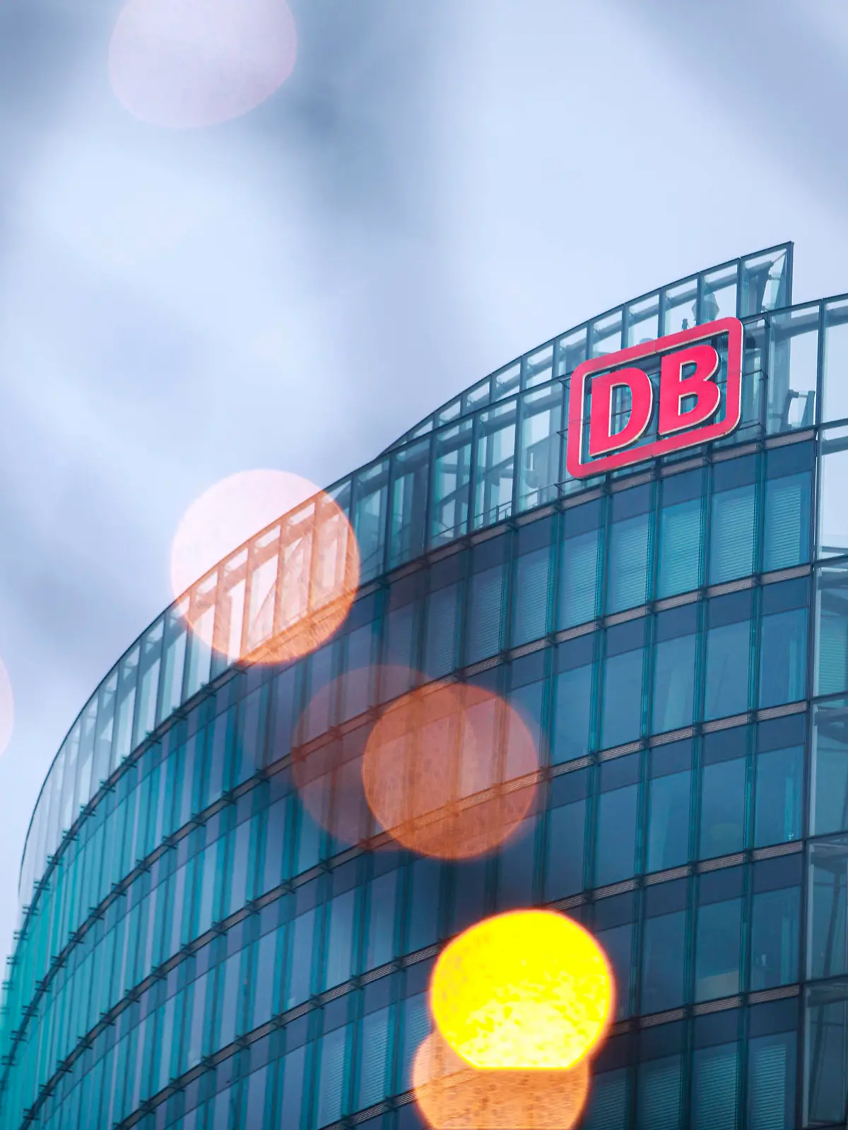 Symbolbild Deutsche Bahn AG Konzernzentrale Deutschland, Berlin im Januar 2022: Die Deutsche Bahn AG Zentrale am Potsdamer Platz. Nahaufnahme mit unscharfen gelben Lichtern im Bild. *** Symbolic image Deutsche Bahn AG corporate headquarters Germany, Berlin in January 2022 The Deutsche Bahn AG headquarters at Potsdamer Platz close-up with blurred yellow lights in the image.
