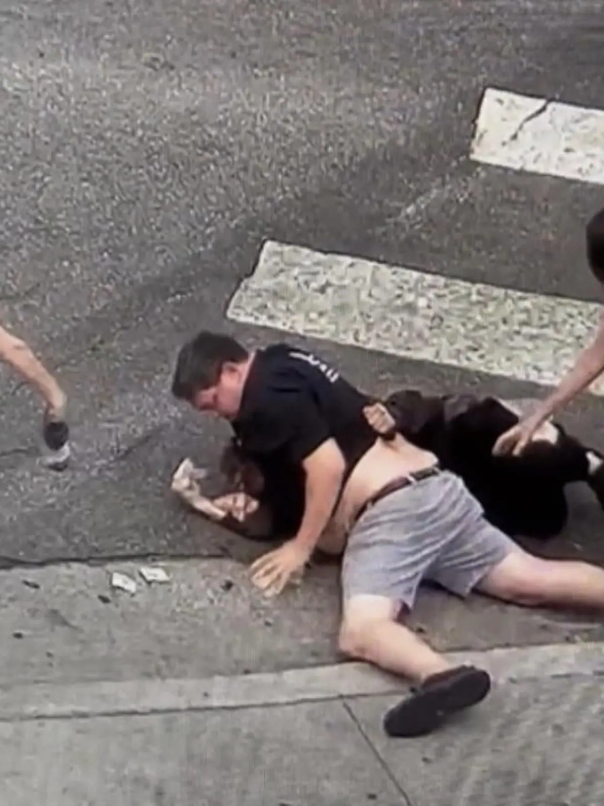 Hier in Los Angeles wird Zivilcourage scheinbar groß geschrieben! Nachdem ein dreister Dieb einem älteren Herren das Portemonnaie abgenommen hat, habt ihn der Restaurantbesitzer gestellt und solange aufgehalten, bis die Polizei kam. Wirklich heldenhaft!