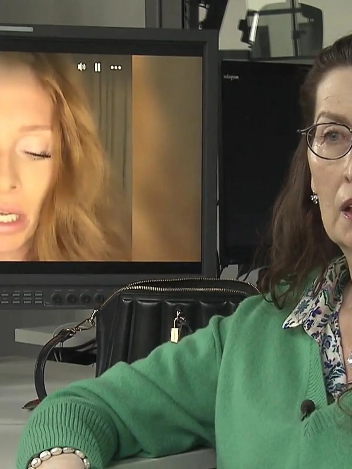 "Ich werde erpresst!"
"Bin fertig mit den Nerven und weiss nicht, wie ich das stoppen soll."
Heftig, was wir da von Georgina Fleur hören. 
Und noch heftiger, wenn man weiß, wem sie das alles vorwirft: ihrer eigenen Mutter. 
Ja, die Oma soll Fotos von der 2-jährigen Enkelin ins Netz gestellt haben - komplett unverfremdet - und eben ohne  Einverständnis von Mama Georgina. Wir haben Gerti Bülowius darauf angesprochen.