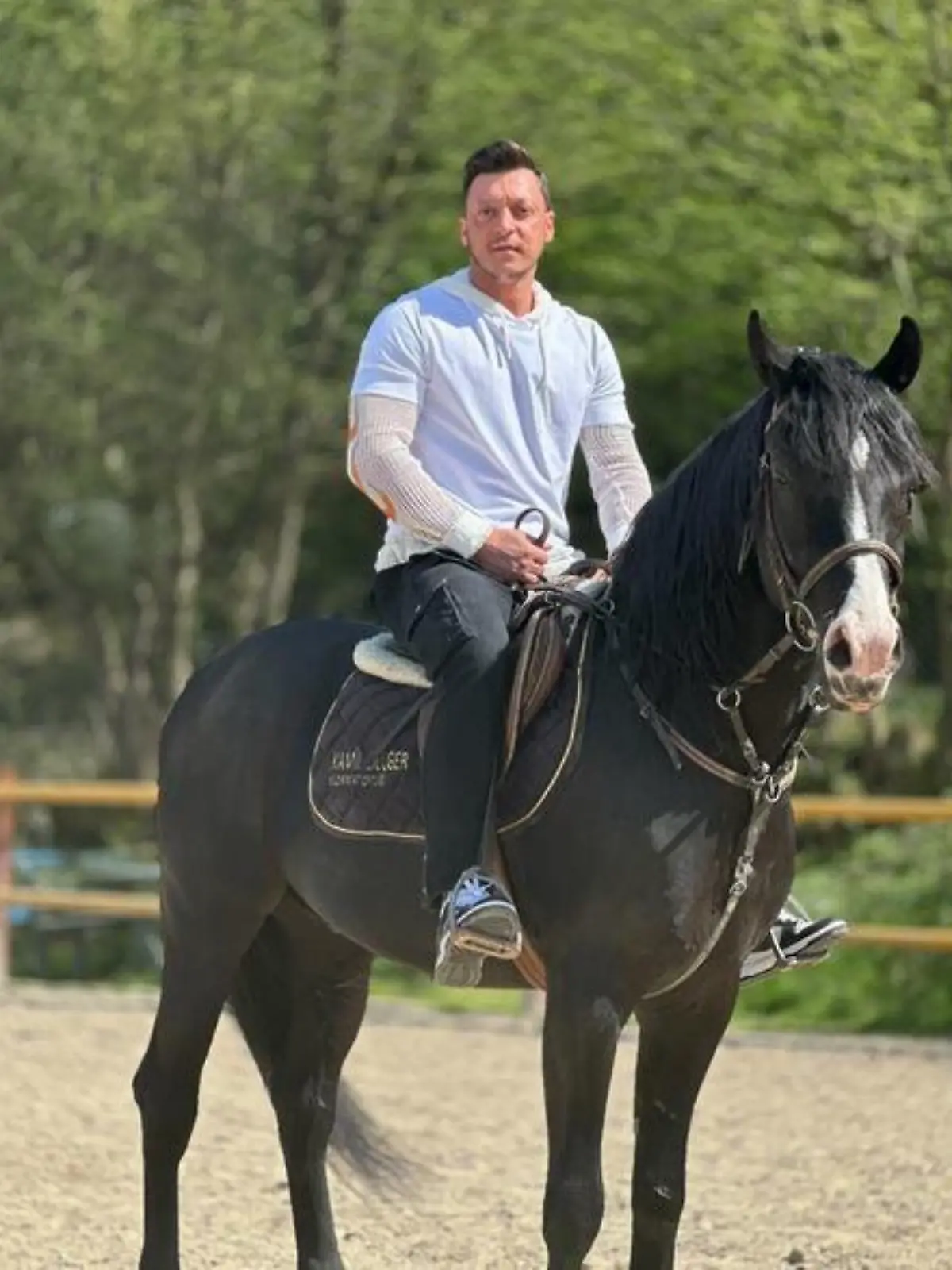 Mesut Özil hat ein neues Hobbys: Reiten.