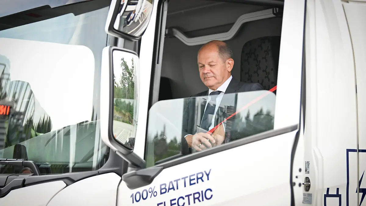 STOCKHOLM 20220816 Tysklands förbundskansler Olaf Scholz i en lastbilshytt da han besöker Scania i Södertälje tillsammans med statsminister Magdalena Andersson . STOCKHOLM SVERIGE x10060x *** STOCKHOLM 20220816 German Chancellor Olaf Scholz in a truck cab as he visits Scania in Södertälje together with Prime Minister Magdalena Andersson STOCKHOLM SWEDEN x10060x PUBLICATIONxNOTxINxDENxNORxSWExFIN Copyright: xHenrikxMontgomery/TTx SCHOLZ SVERIGE