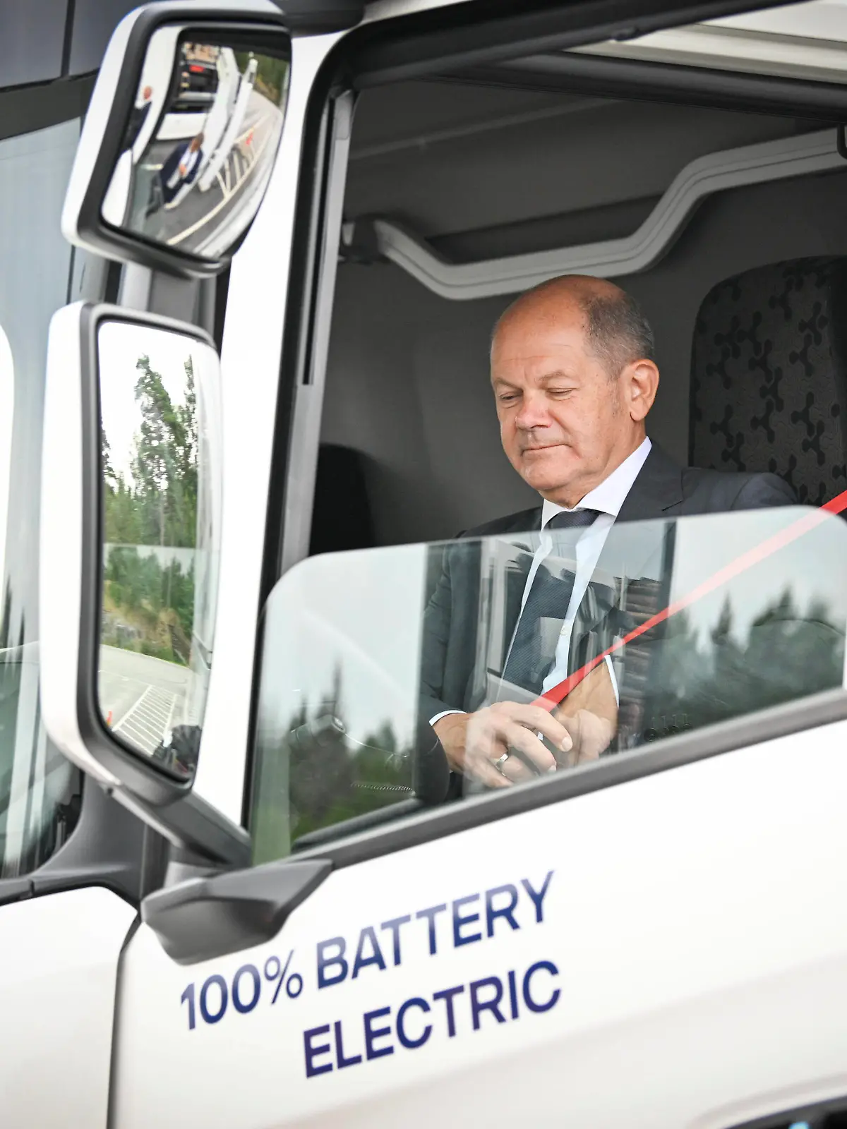  STOCKHOLM 20220816 Tysklands förbundskansler Olaf Scholz i en lastbilshytt da han besöker Scania i Södertälje tillsammans med statsminister Magdalena Andersson . STOCKHOLM SVERIGE x10060x *** STOCKHOLM 20220816 German Chancellor Olaf Scholz in a truck cab as he visits Scania in Södertälje together with Prime Minister Magdalena Andersson STOCKHOLM SWEDEN x10060x PUBLICATIONxNOTxINxDENxNORxSWExFIN Copyright: xHenrikxMontgomery/TTx SCHOLZ SVERIGE