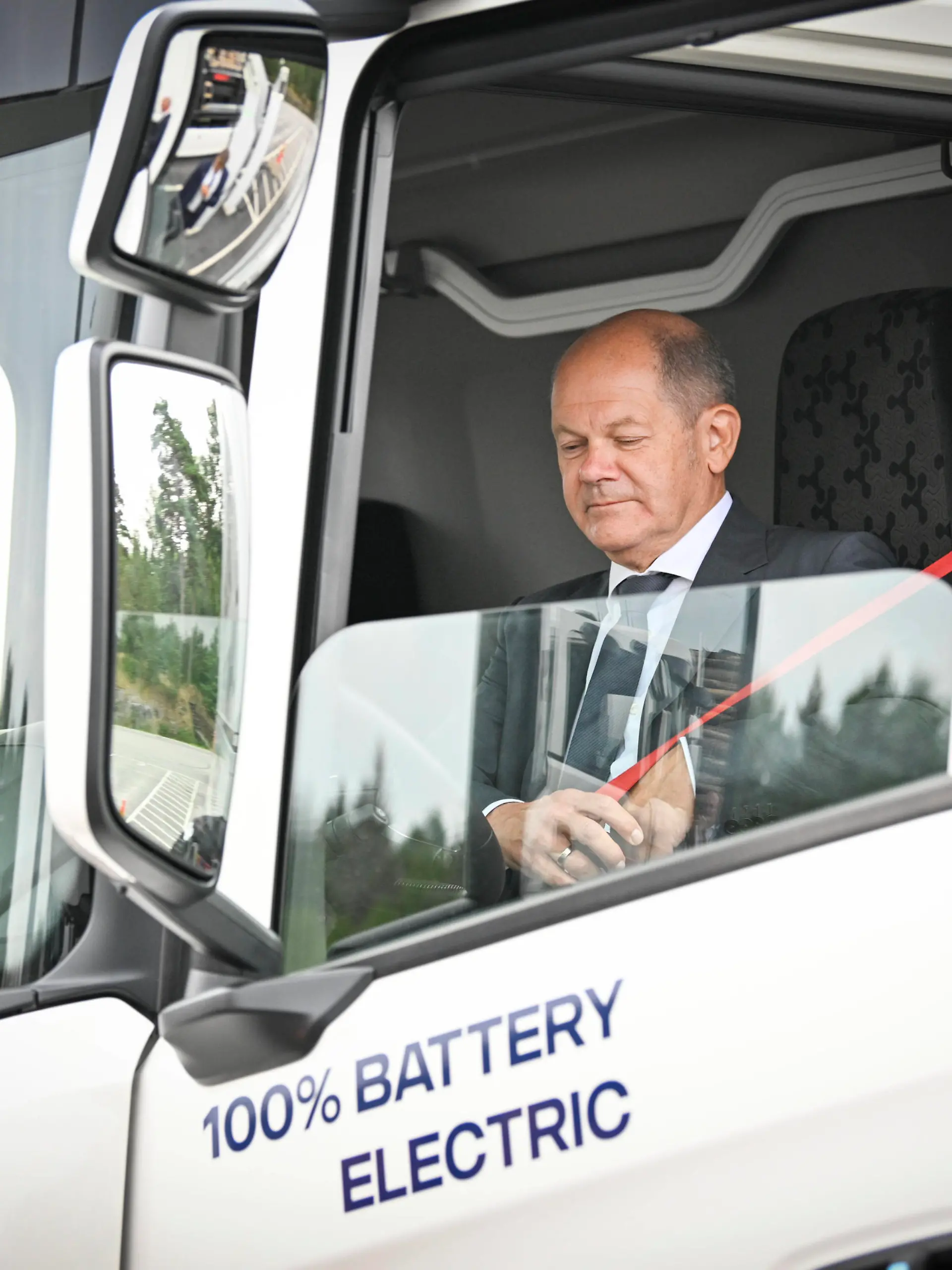  STOCKHOLM 20220816 Tysklands förbundskansler Olaf Scholz i en lastbilshytt da han besöker Scania i Södertälje tillsammans med statsminister Magdalena Andersson . STOCKHOLM SVERIGE x10060x *** STOCKHOLM 20220816 German Chancellor Olaf Scholz in a truck cab as he visits Scania in Södertälje together with Prime Minister Magdalena Andersson STOCKHOLM SWEDEN x10060x PUBLICATIONxNOTxINxDENxNORxSWExFIN Copyright: xHenrikxMontgomery/TTx SCHOLZ SVERIGE