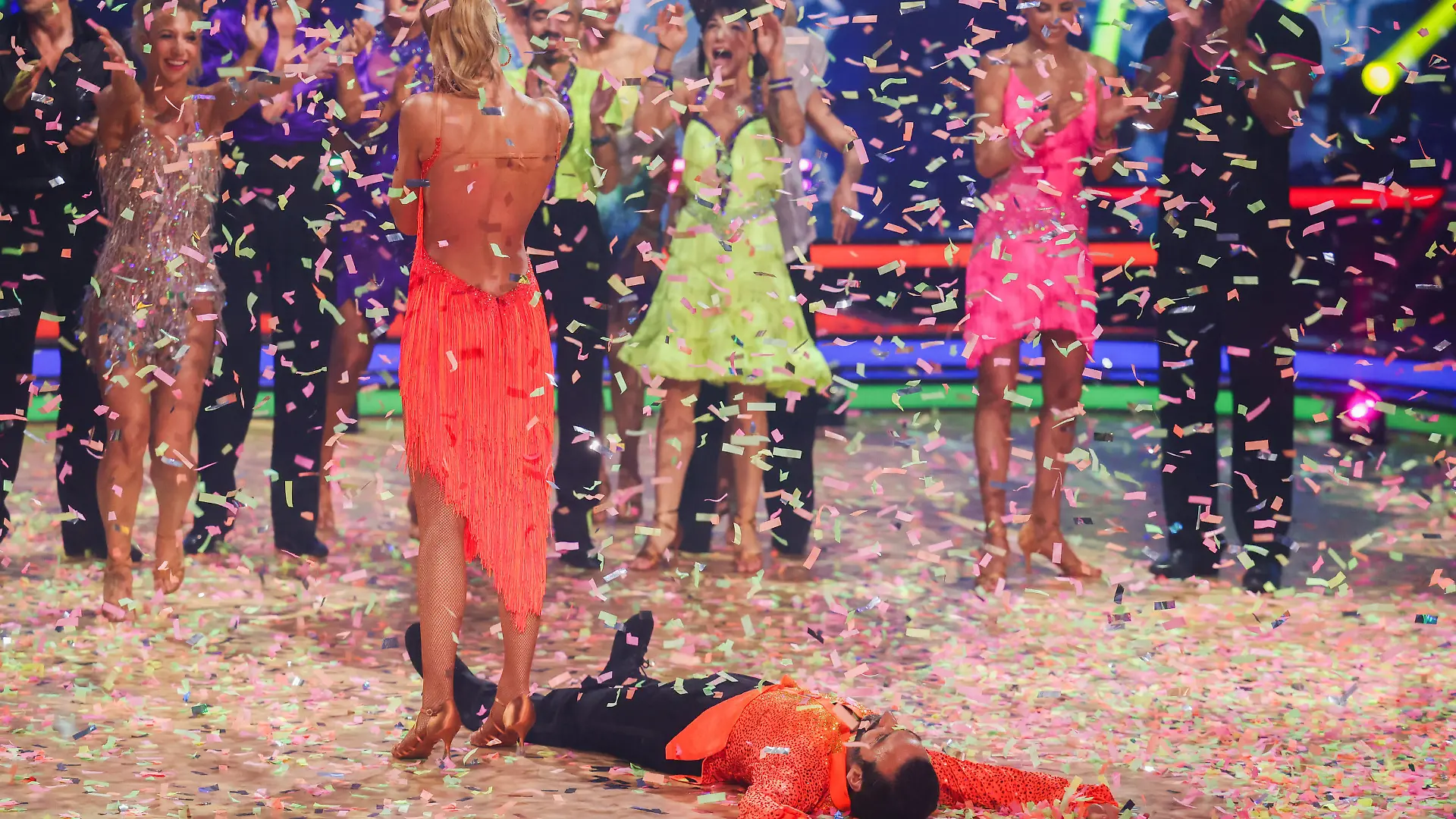 19.04.2024, Nordrhein-Westfalen, Köln: Lulu (l), Sängerin, und Massimo Sinato (liegend), Profitänzer, tanzen in der RTL-Tanzshow ·Let's Dance· im Coloneum. Sie gewinnen den Discofox-Marathon. Foto: Rolf Vennenbernd/dpa +++ dpa-Bildfunk +++