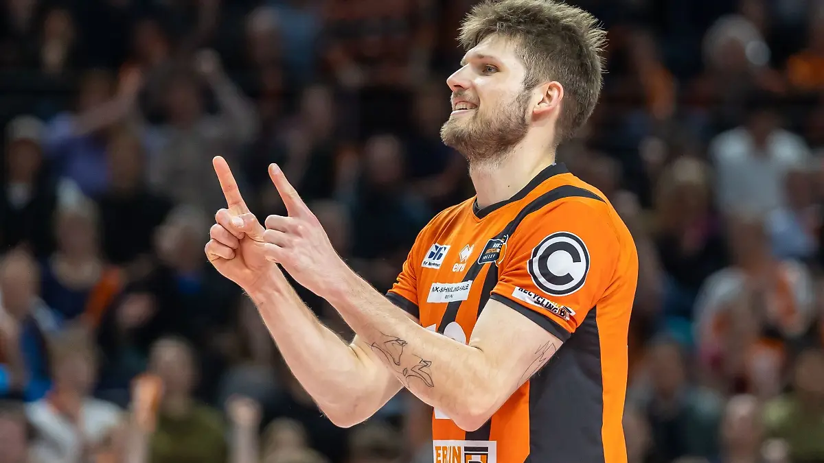 Berlins Ruben Schott jubelt nach Punktgewinn.