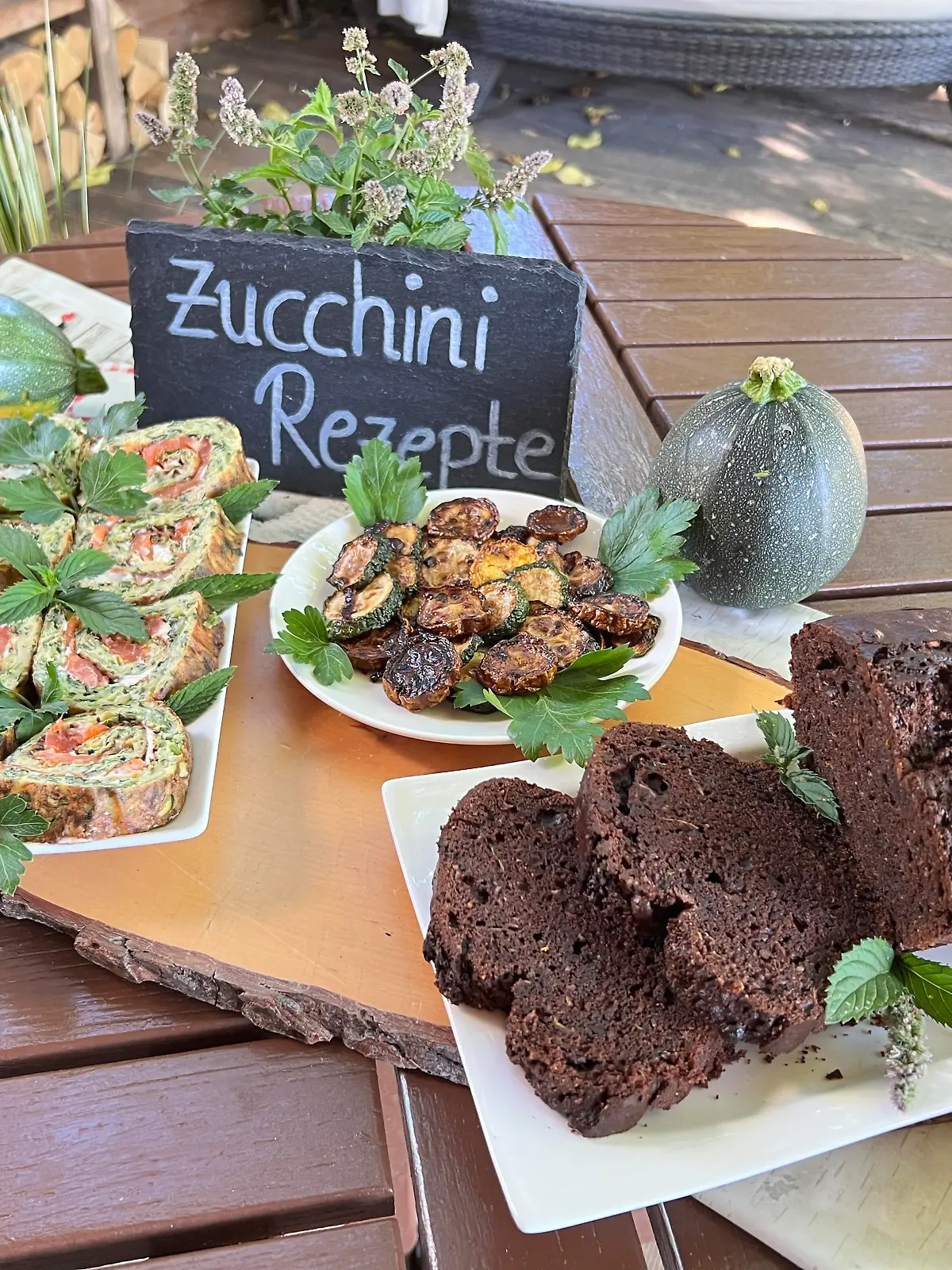 Gesunde und leckere Zucchinirezepte: Zucchini-Schoko-Kuchen, Zucchini-Chips und Zucchini-Rolle.