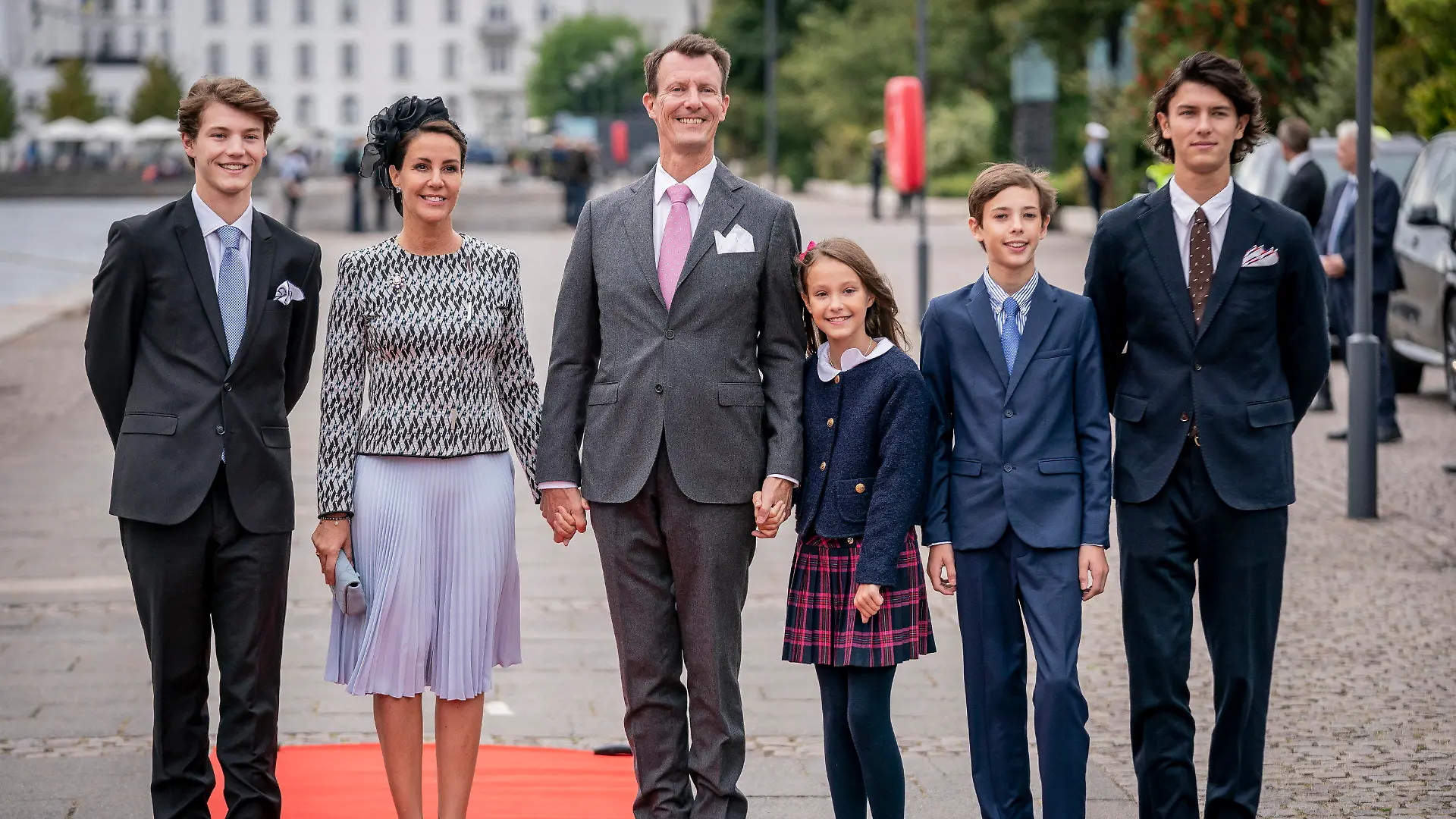ARCHIV - 11.09.2022, Dänemark, Kopenhagen: Prinz Felix zu Dänemark (l-r), Prinzessin Marie zu Dänemark, Prinz Joachim, Prinzessin Athena zu Dänemark, Prinz Henrik zu Dänemark und Prinz Nikolai von Dänemark kommen zu einem Mittagessen auf der Königlichen Yacht «Dannebrog» anlässlich des 50. Jahrestages der Thronbesteigung der dänischen Königin Margrethe II. Die Kinder des dänischen Prinzen Joachim (53), Sohn von Königin Margrethe II., verlieren ihre Titel als Prinzen und Prinzessin. Die Monarchin habe entschieden, dass ihre vier Enkel ab dem 1. Januar 2023 nur noch die Titel als Grafen beziehungsweise Gräfin von Monpezat tragen sollen, teilte das dänische Königshaus am mit. (zu dpa: Königin Margrethe tut Enttäuschung nach ihrem Enkel-Beschluss leid) Foto: Mads Claus Rasmussen/Ritzau Scanpix Foto/AP/dpa - ACHTUNG: Nur zur redaktionellen Verwendung und nur mit vollständiger Nennung des vorstehenden Credits +++ dpa-Bildfunk +++