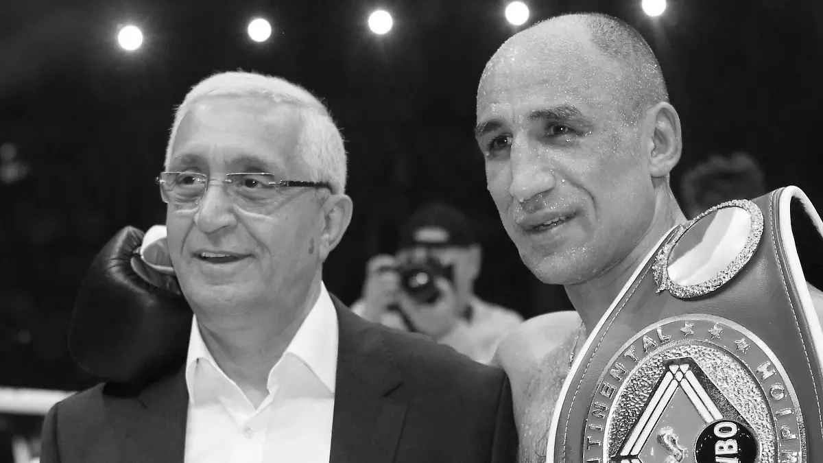 Erfurt - SES-Box-Gala 22.04.17 , Erfurt, Messehalle, SES-Box-Gala im Bild: Arthur Abraham mit seinem Vater
Erfurt SES Box Gala 22 04 17 Erfurt Hall SES Box Gala in Picture Arthur Abraham with his Father