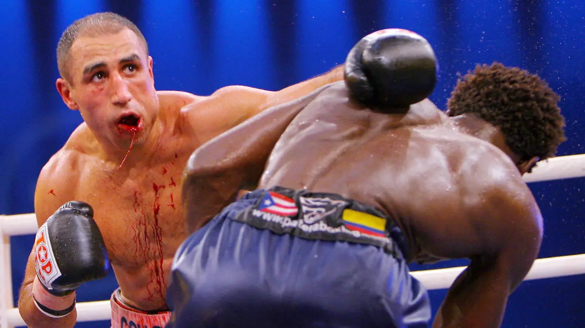 Titelverteidiger Arthur Abraham (hinten) aus Deutschland schlägt in der Nacht zum Sonntag (24.09.2006) im Kampf um die IBF-Weltmeisterschaft im Mittelgewicht in der Rittal-Arena in Wetzlar auf den Kolumbianer Edison Miranda ein. Abraham hat seinen IBF-Titel im Mittelgewicht erfolgreich verteidigt. Der 26 Jahre alte Berliner bezwang Miranda nach Punkten. Für ihn war dies der 22. Sieg in seiner Profi-Karriere. In der fünften Runde erlitt Abraham einen Kieferbruch und musste nach dem Kampf ins Krankenhaus. Foto: Arne Dedert dpa +++(c) dpa - Report+++