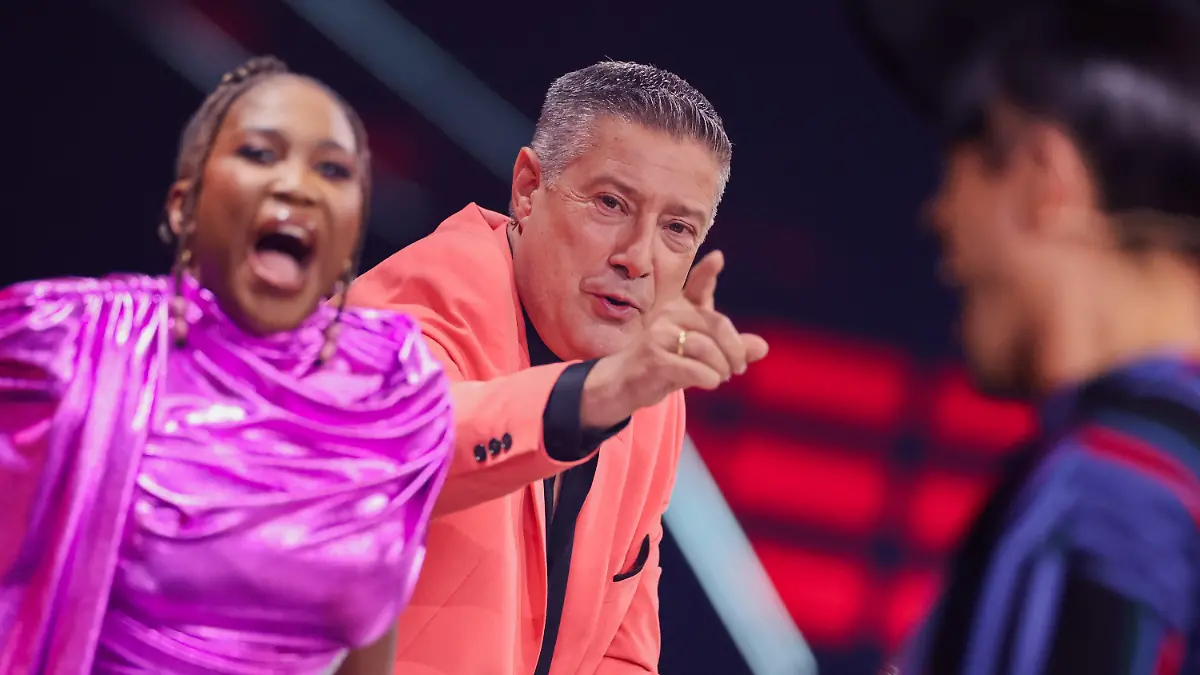 19.04.2024, Nordrhein-Westfalen, Köln: Motsi Mabuse und Joachim Llambi, Jurymitglieder, sitzen in der RTL-Tanzshow ·Let's Dance· im Coloneum. Foto: Rolf Vennenbernd/dpa +++ dpa-Bildfunk +++