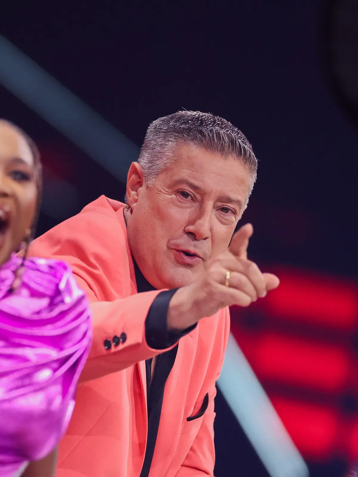 19.04.2024, Nordrhein-Westfalen, Köln: Motsi Mabuse und Joachim Llambi, Jurymitglieder, sitzen in der RTL-Tanzshow ·Let's Dance· im Coloneum. Foto: Rolf Vennenbernd/dpa +++ dpa-Bildfunk +++