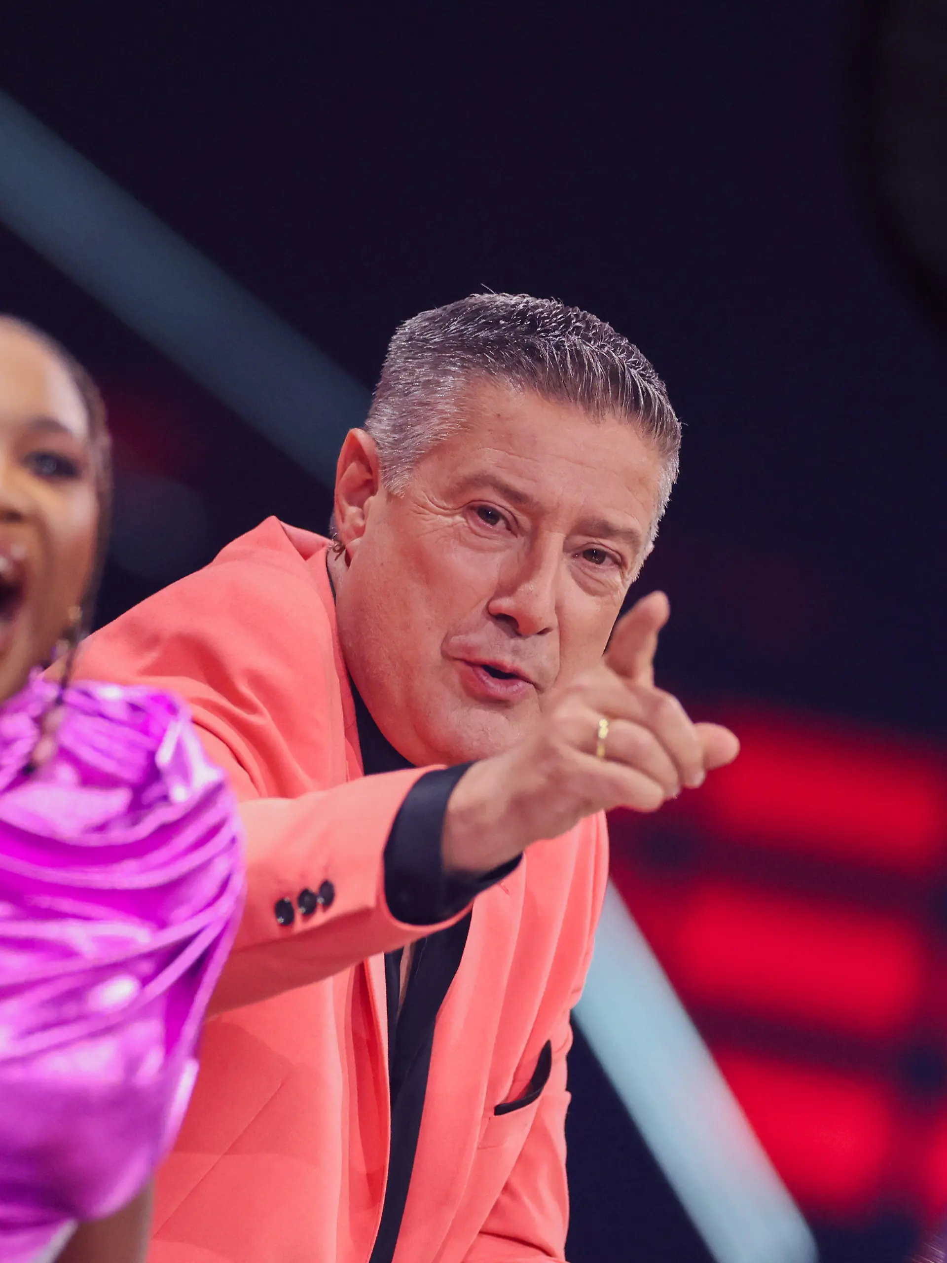 19.04.2024, Nordrhein-Westfalen, Köln: Motsi Mabuse und Joachim Llambi, Jurymitglieder, sitzen in der RTL-Tanzshow ·Let's Dance· im Coloneum. Foto: Rolf Vennenbernd/dpa +++ dpa-Bildfunk +++