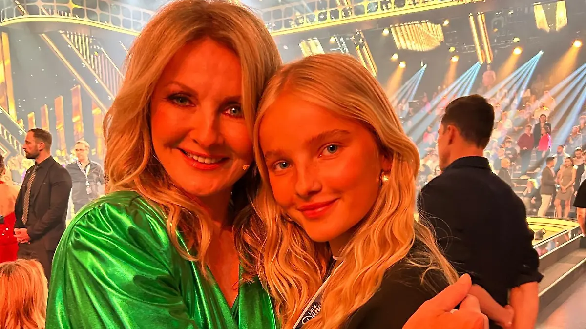 Frauke Ludowig mit ihrer Tochter Nika im "Let's Dance"-Studio.