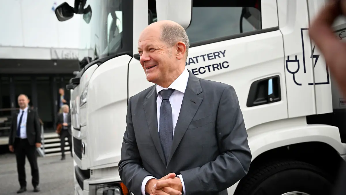 STOCKHOLM 20220816 Tysklands förbundskansler Olaf Scholz besöker Scania i Södertälje tillsammans med statsminister Magdalena Andersson . STOCKHOLM SVERIGE x10060x *** STOCKHOLM 20220816 German Chancellor Olaf Scholz visits Scania in Södertälje together with Prime Minister Magdalena Andersson STOCKHOLM SWEDEN x10060x PUBLICATIONxNOTxINxDENxNORxSWExFIN Copyright: xHenrikxMontgomery/TTx SCHOLZ SVERIGE