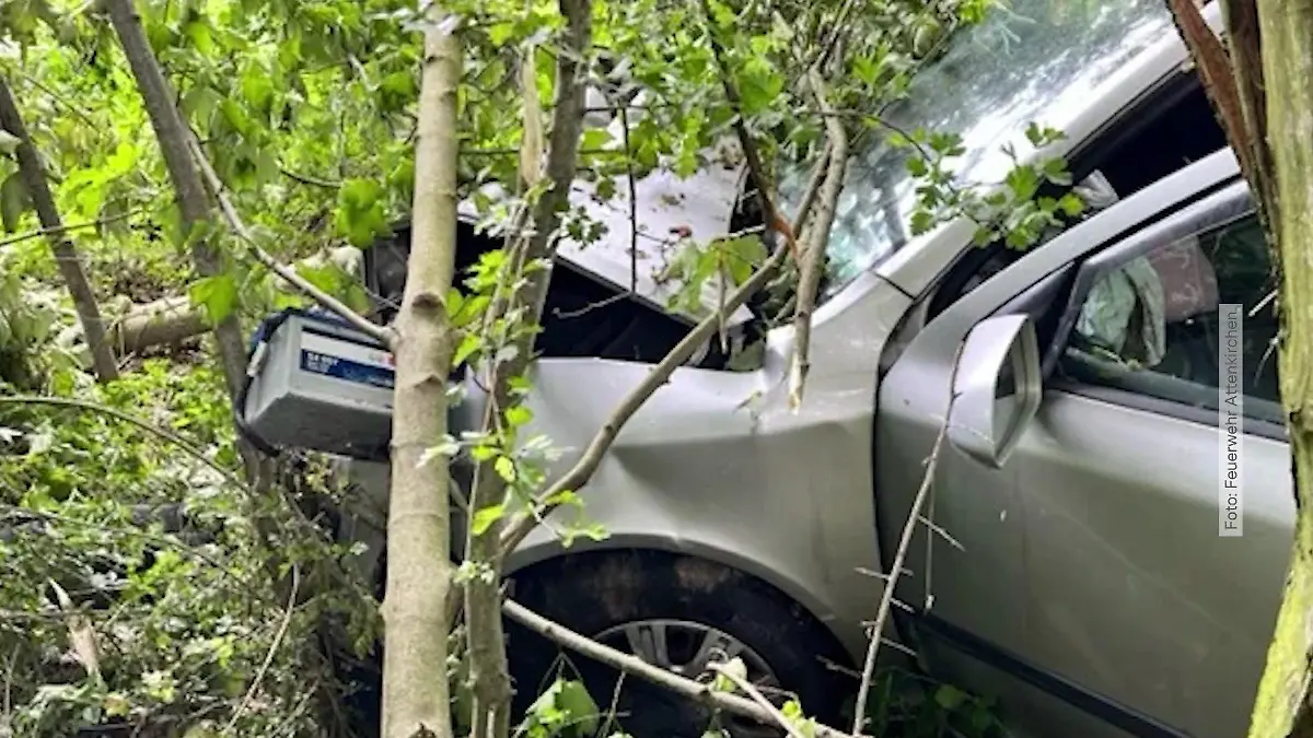 Versteckt und total zerstört, der Wagen von Radim Tylecek neben der B 301 Richtung München.