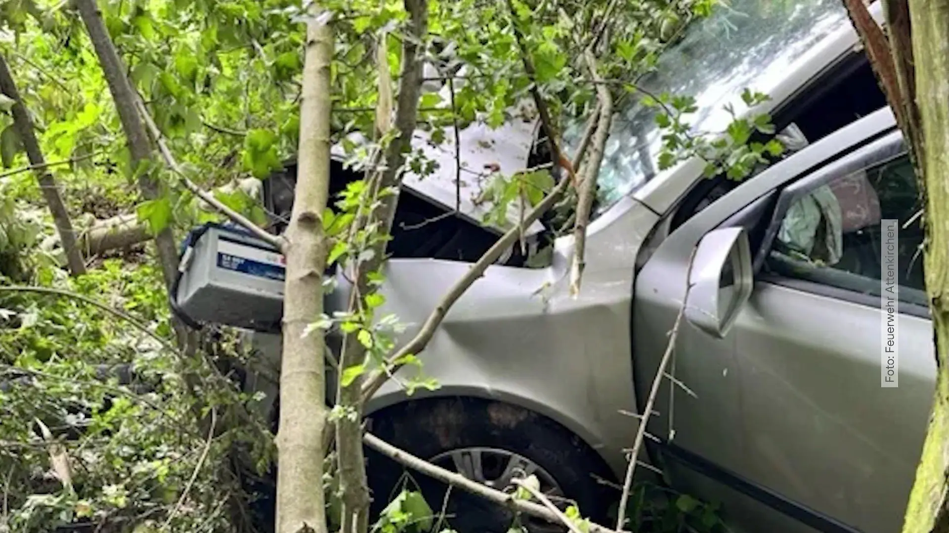 Versteckt und total zerstört, der Wagen von Radim Tylecek neben der B 301 Richtung München.