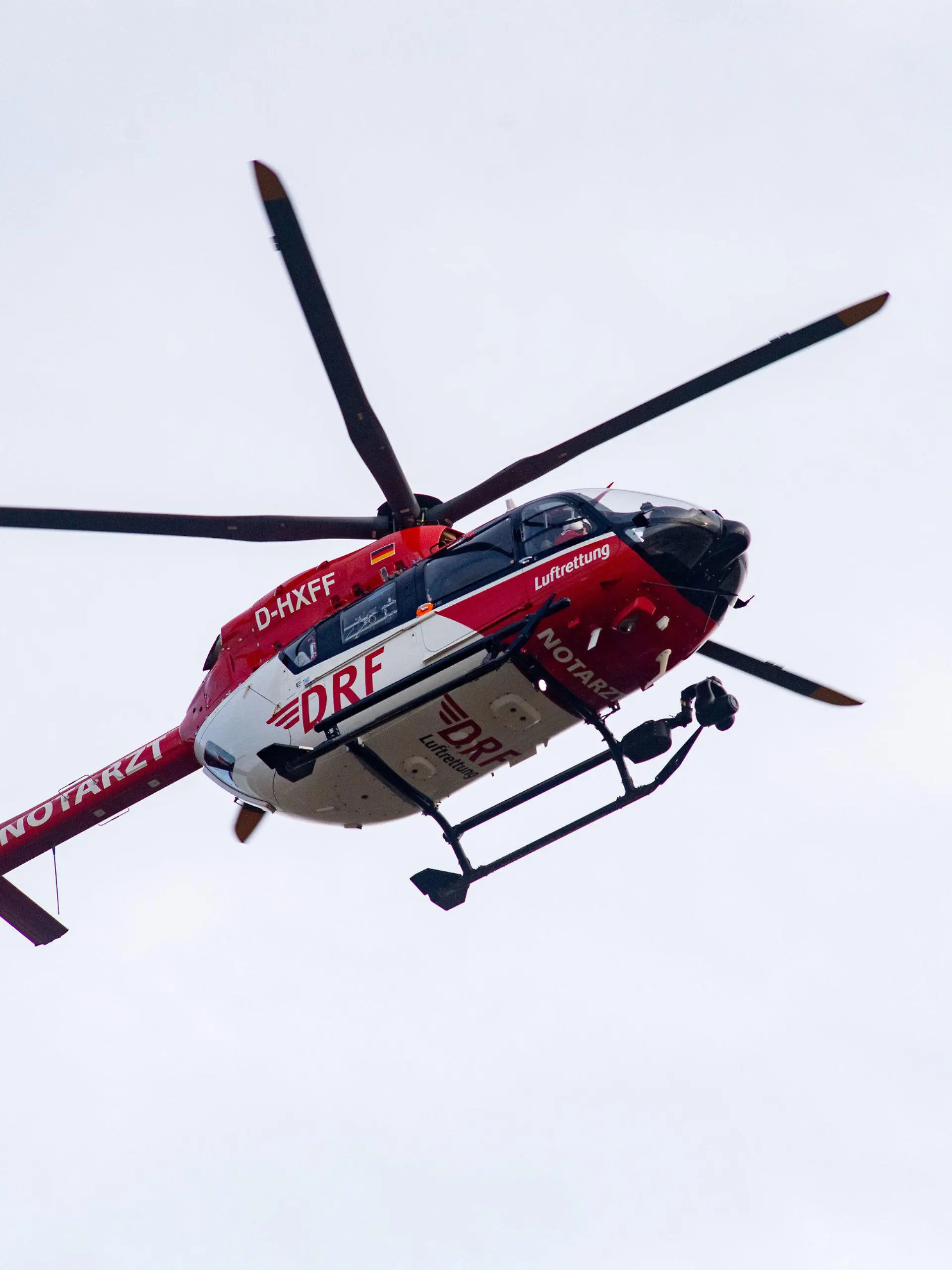 ARCHIV - 10.11.2023, Mecklenburg-Vorpommern, Greifswald: Ein Rettungshubschrauber fliegt zur Notaufnahme einer Klinik. (zu dpa: «In Gegenverkehr geraten: Drei Verletzte bei Autounfall») Foto: Stefan Sauer/dpa +++ dpa-Bildfunk +++
