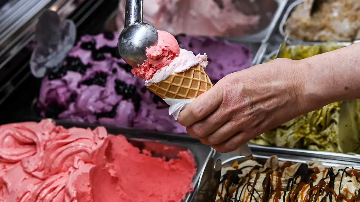 ARCHIV - 24.05.2022, Berlin: Eine Kugel Erdbeereis wird in einer Eisdiele auf eine weitere Kugel in einem Waffelhörnchen gesetzt. (zu dpa: ««Gelato Week Berlin» - Spezielle Eissorten zum Probieren») Foto: Jens Kalaene/dpa +++ dpa-Bildfunk +++