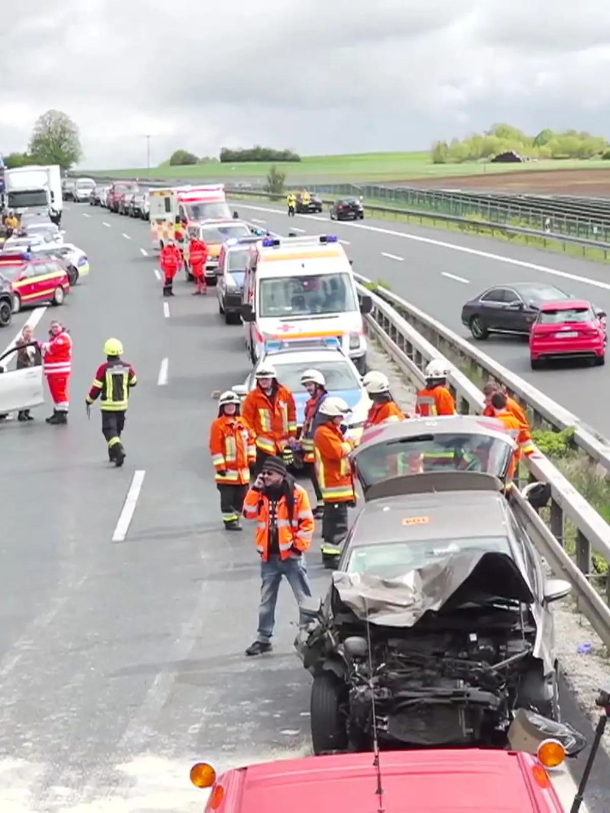 Auf der A70 zwischen Bamberg und Bayreuth kommt es zu einer Massenkarambolage - und das gleich in beiden Fahrtrichtungen. Grund dafür ist plötzlicher Eisregen, der die Fahrzeuge ins Rutschen bringt. Berichten zufolge sind rund 20 Menschen verletzt und müssen teilweise in umliegende Krankenhäuser gebracht werden.