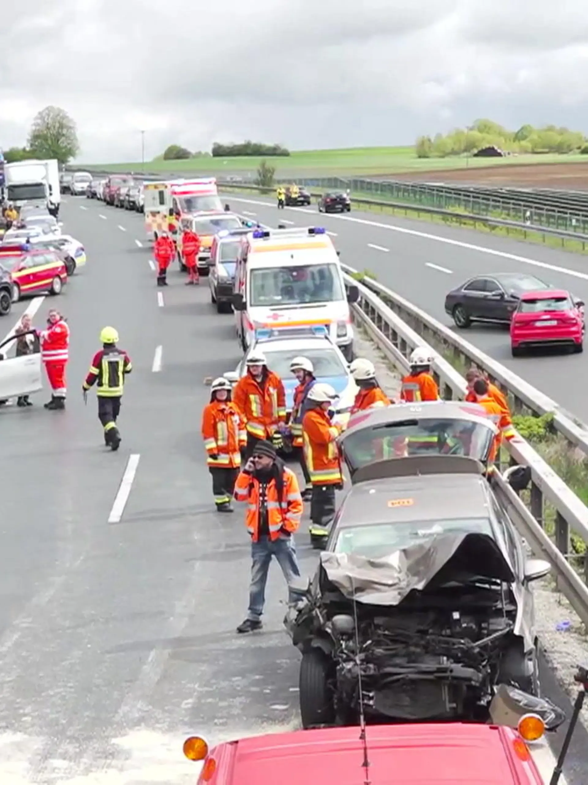 Auf der A70 zwischen Bamberg und Bayreuth kommt es zu einer Massenkarambolage - und das gleich in beiden Fahrtrichtungen. Grund dafür ist plötzlicher Eisregen, der die Fahrzeuge ins Rutschen bringt. Berichten zufolge sind rund 20 Menschen verletzt und müssen teilweise in umliegende Krankenhäuser gebracht werden.