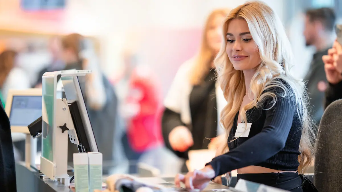 20.04.2024, Baden-Württemberg, Waldbronn: Influencerin Pamela Reif kassiert in einer dm Filiale für einen guten Zweck. Die gebürtige Karlsruherin übernimmt eine Stunde lang die Regie an der Kasse in einer neuen Filiale der Drogeriemarktkette in Waldbronn. Die Einnahmen sollen laut Veranstalter für Kinder- und Jugendarbeit in der Gemeinde nahe Karlsruhe gespendet werden. (zu dpa: «Influencerin Pamela Reif setzt sich an die Kasse») Foto: Christoph Schmidt/dpa +++ dpa-Bildfunk +++
