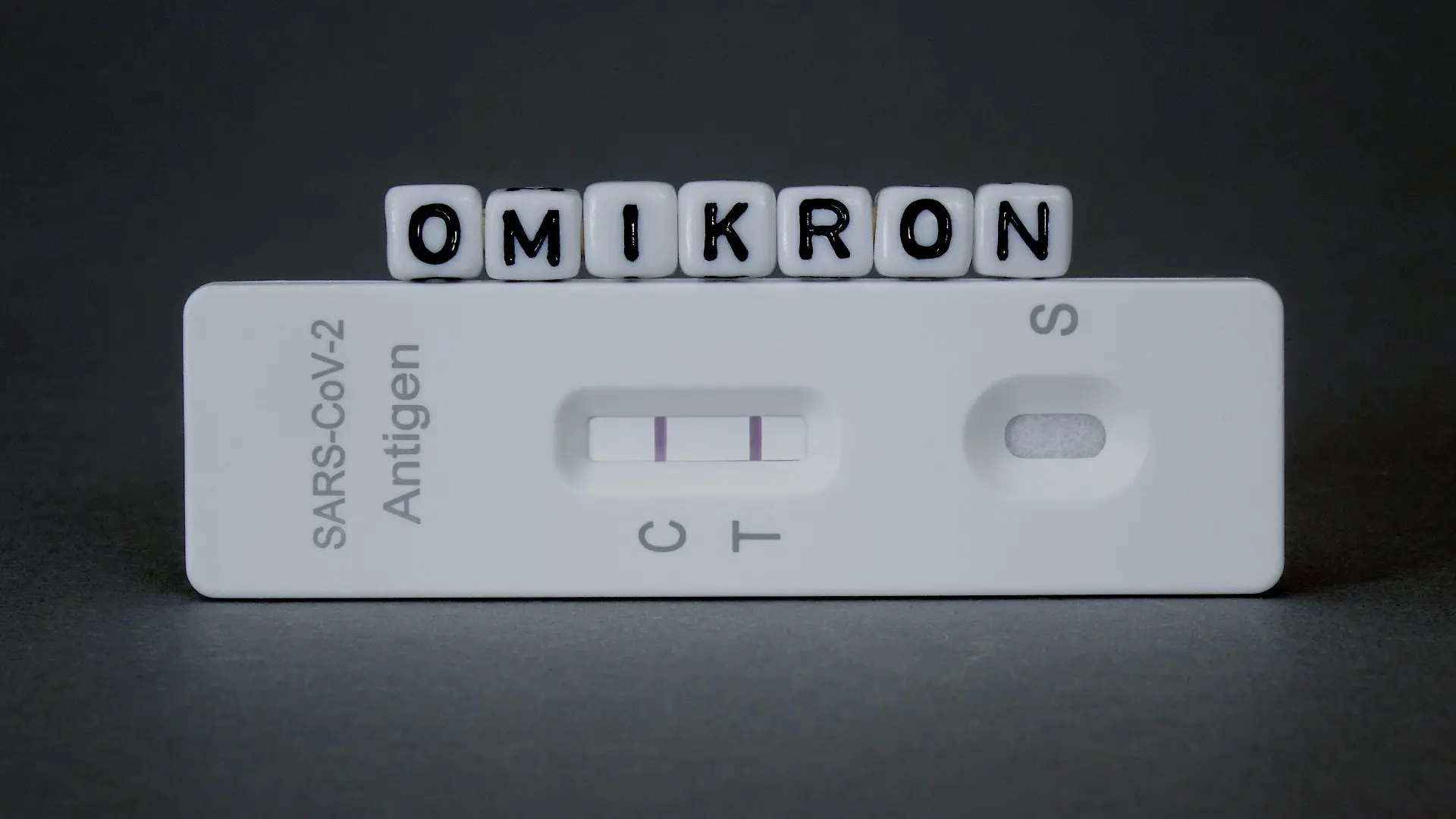 Testkit und Omikron Testkit und Omikron, 30.11.2021, Borkwalde, Brandenburg, Auf einem Testkit liegen Buchstabenwürfel mit dem Schriftzug Omikron. *** Testkit and Omikron Testkit and Omikron, 30 11 2021, Borkwalde, Brandenburg, On a testkit are letter cubes with the writing Omikron