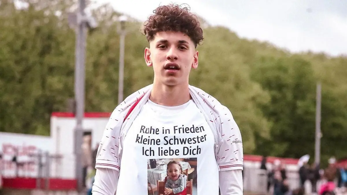 Tuncay Durna gedenkt nach einem Tor seiner Schwester.
