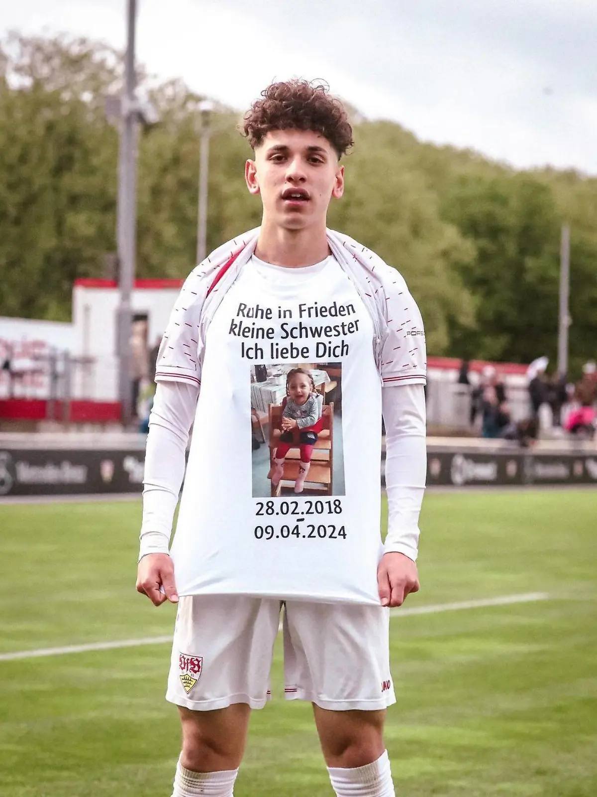Tuncay Durna gedenkt nach einem Tor seiner Schwester.