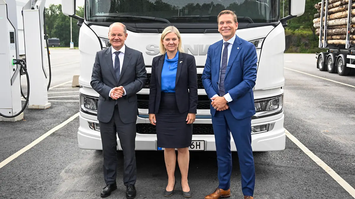 STOCKHOLM 20220816 Tysklands förbundskansler Olaf Scholz och statsminister Magdalena Andersson tillsammans med Scanias vd Christian Levin da de besöker Scania i Södertälje. STOCKHOLM SVERIGE x10060x *** STOCKHOLM 20220816 German Chancellor Olaf Scholz and Prime Minister Magdalena Andersson with Scania CEO Christian Levin as they visit Scania in Södertälje STOCKHOLM SWEDEN x10060x PUBLICATIONxNOTxINxDENxNORxSWExFIN Copyright: xHenrikxMontgomery/TTx SCHOLZ SVERIGE