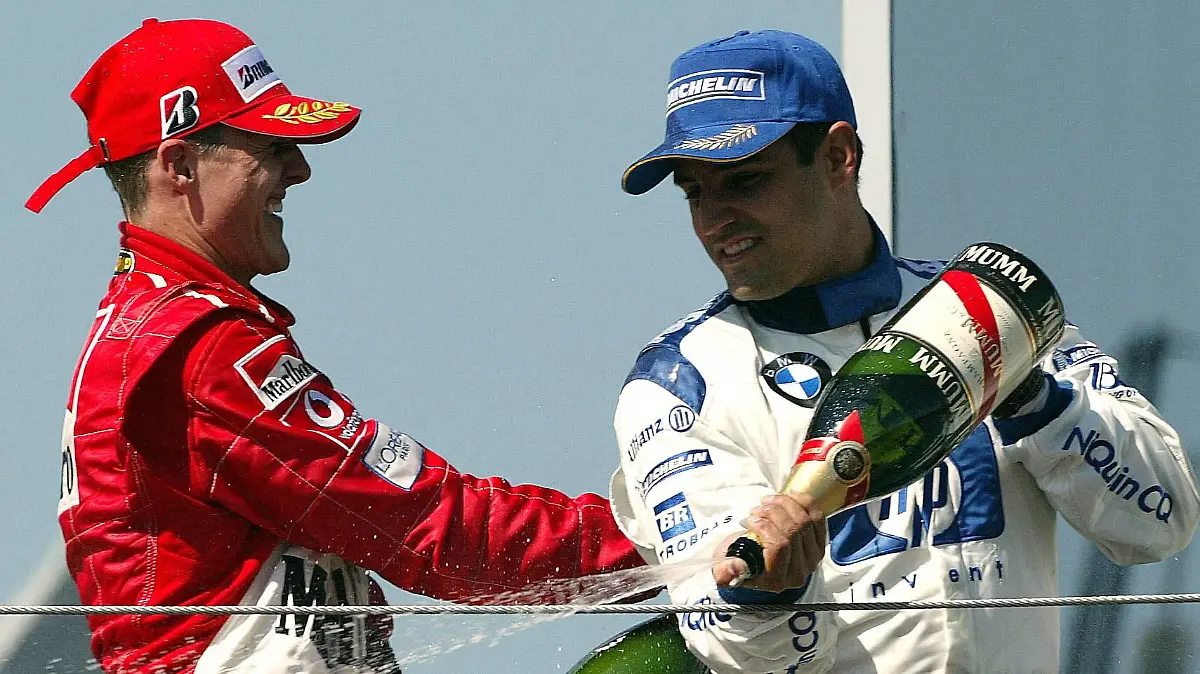 Bildnummer: 01137459 Datum: 25.04.2004 Copyright: imago/Bryn Williams
Siegerehrung GP San Marino in Imola 2004, v.li.: Sieger Michael Schumacher (Deutschland / Ferrari), Juan Pablo Montoya (Kolumbien / BMW-Williams) und Jenson Button (England / BAR-Honda) bei der Sektdusche; Vdig, quer, Podium, Podest, Sieg, Jubel, jubeln, Siegesjubel, Sekt, Champagner, Champagnerdusche Großer Preis von San Marino 2004, Formel 1 Weltmeisterschaft, F1, F, GP, WM Imola Begeisterung, Freude, Motorsport Grand Prix Herren Einzel Gruppenbild optimistisch Randmotiv Personen