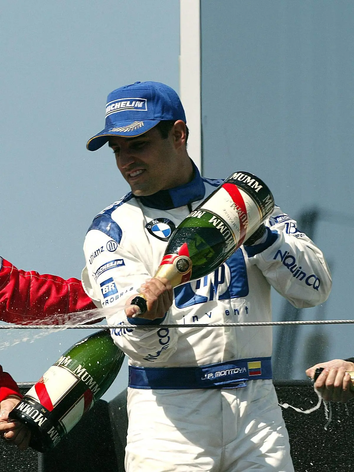 Bildnummer: 01137459  Datum: 25.04.2004  Copyright: imago/Bryn Williams
Siegerehrung GP San Marino in Imola 2004, v.li.: Sieger Michael Schumacher (Deutschland / Ferrari), Juan Pablo Montoya (Kolumbien / BMW-Williams) und Jenson Button (England / BAR-Honda) bei der Sektdusche; Vdig, quer, Podium, Podest, Sieg, Jubel, jubeln, Siegesjubel, Sekt, Champagner, Champagnerdusche Großer Preis von San Marino 2004, Formel 1 Weltmeisterschaft, F1, F, GP, WM Imola Begeisterung, Freude,  Motorsport Grand Prix Herren Einzel Gruppenbild optimistisch Randmotiv Personen