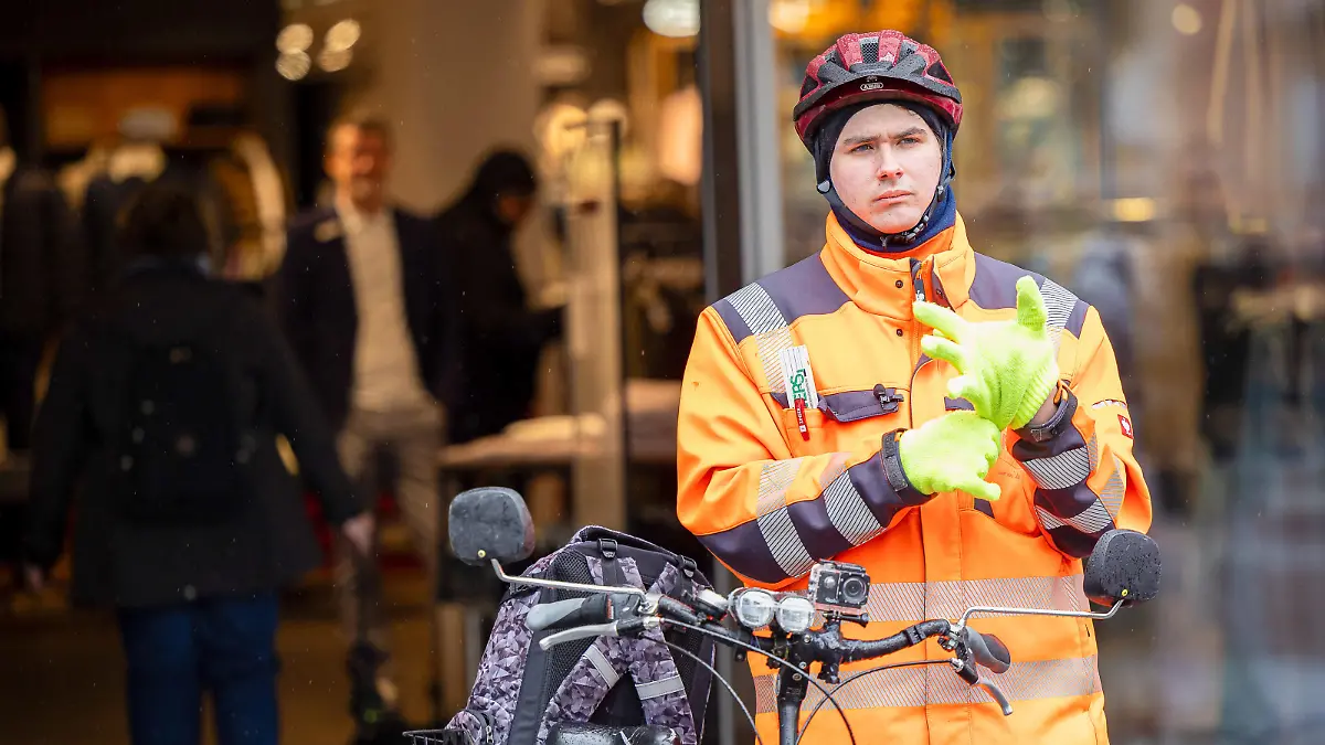Der selbsternannte Anzeigenhauptmeister Niclas Matthei zusammen mit einem Filmteam bei einem Werbefilm-Dreh fuer das Modehaus Zinser in der Tuebinger Innenstadt. Der Dreh wird immer wieder von Fans des Anzeigenhauptmeisters unterbrochen, welche Bilder machen wollen. Tuebingen, Anzeigenhauptmeister in der Tuebinger Innenstadt, 17.04.2024 Foto: Eibner-Pressefoto/Dennis Duddek