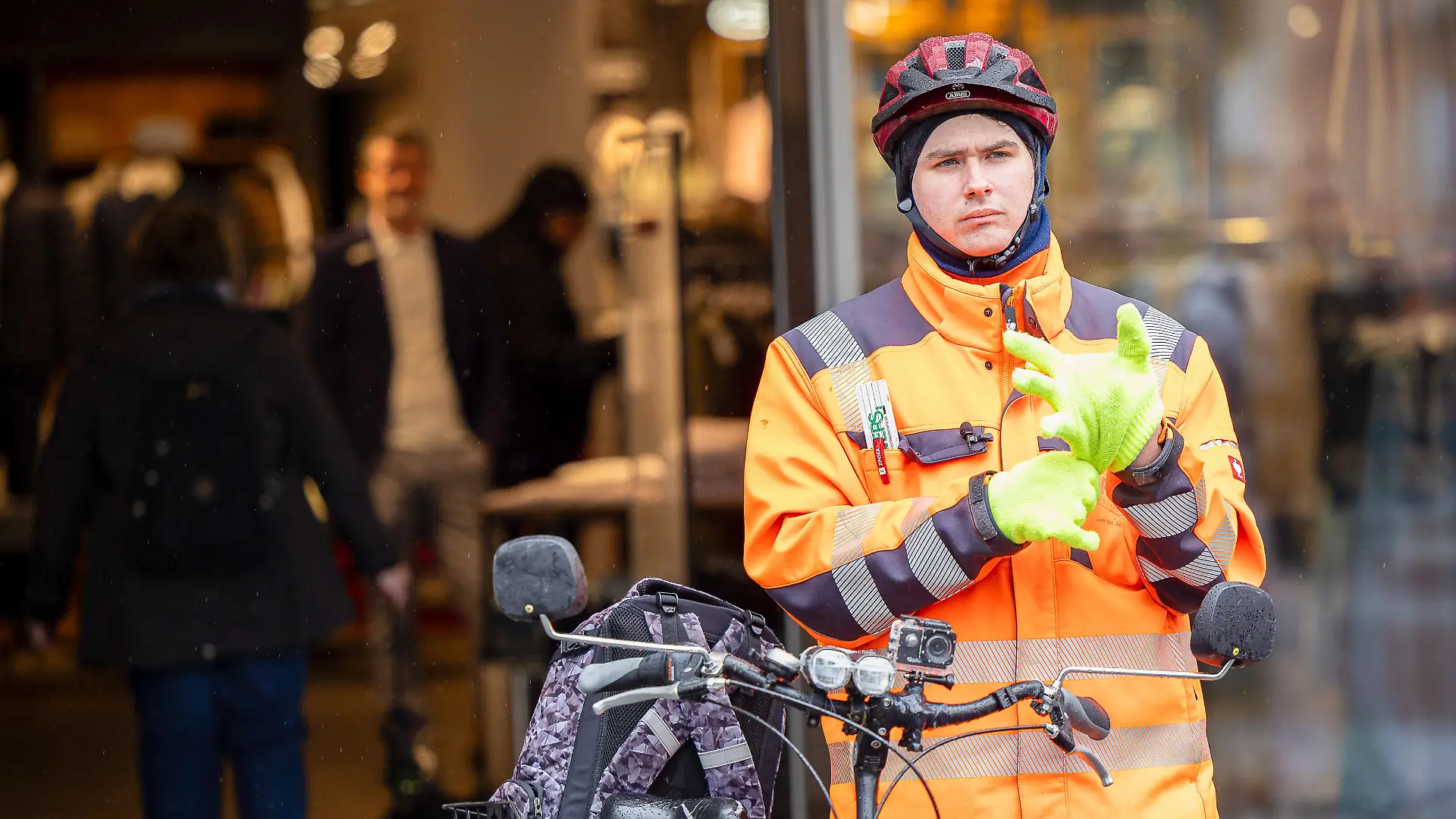 Der selbsternannte Anzeigenhauptmeister Niclas Matthei zusammen mit einem Filmteam bei einem Werbefilm-Dreh fuer das Modehaus Zinser in der Tuebinger Innenstadt. Der Dreh wird immer wieder von Fans des Anzeigenhauptmeisters unterbrochen, welche Bilder machen wollen. Tuebingen, Anzeigenhauptmeister in der Tuebinger Innenstadt, 17.04.2024 Foto: Eibner-Pressefoto/Dennis Duddek