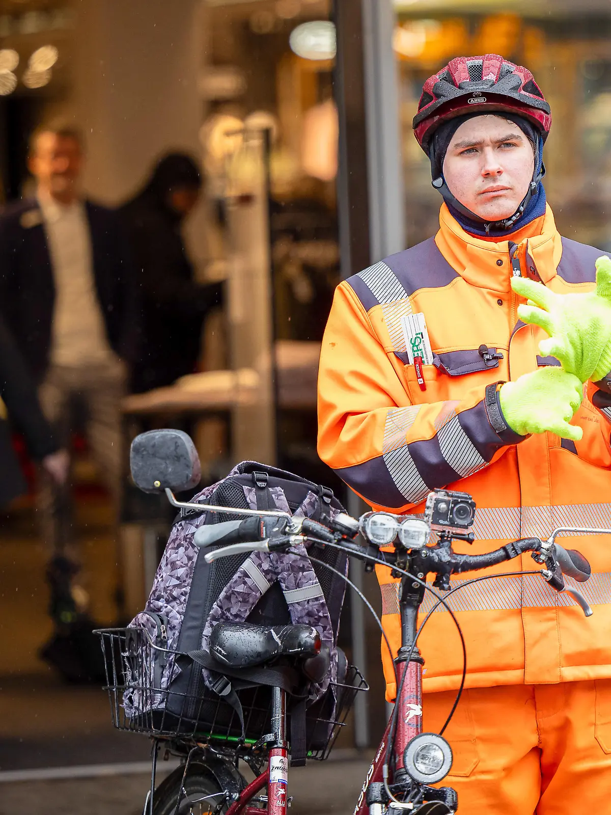 Der selbsternannte Anzeigenhauptmeister Niclas Matthei zusammen mit einem Filmteam bei einem Werbefilm-Dreh fuer das Modehaus Zinser in der Tuebinger Innenstadt. Der Dreh wird immer wieder von Fans des Anzeigenhauptmeisters unterbrochen, welche Bilder machen wollen. Tuebingen, Anzeigenhauptmeister in der Tuebinger Innenstadt, 17.04.2024 Foto: Eibner-Pressefoto/Dennis Duddek