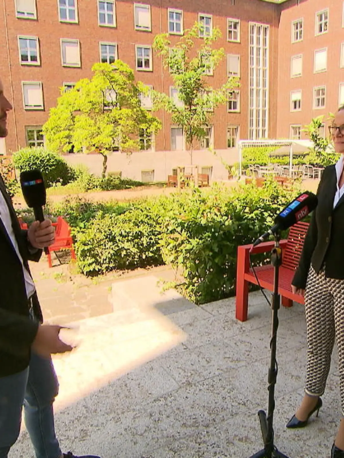 RTL WEST Reporter Christian Benz hat mit NRW-Heimatministerin Ina Scharrenbach gesprochen. Es ging unter anderem um den Wohnungsbau, steigende Energiekosten und Digitalisierung.