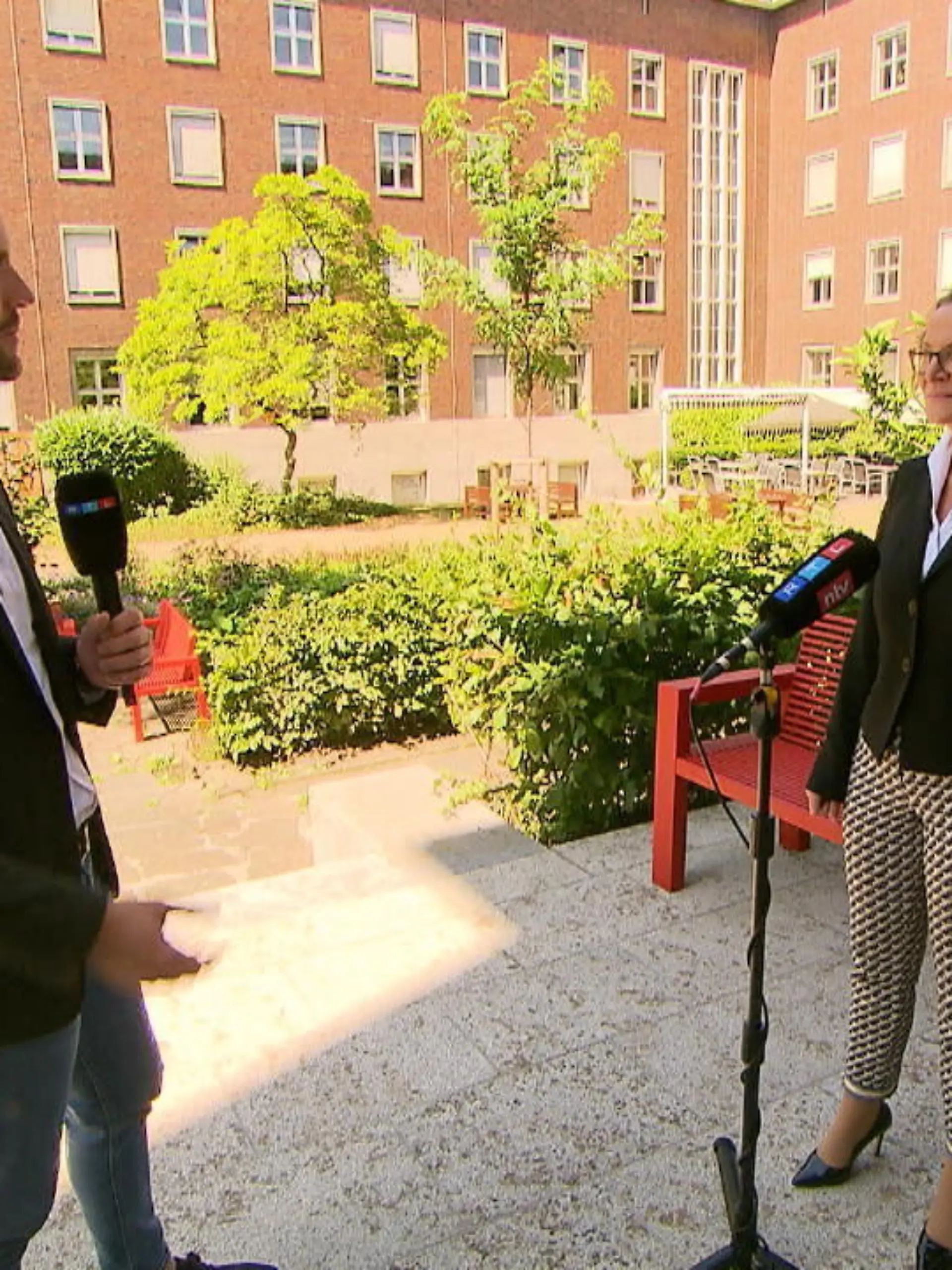 RTL WEST Reporter Christian Benz hat mit NRW-Heimatministerin Ina Scharrenbach gesprochen. Es ging unter anderem um den Wohnungsbau, steigende Energiekosten und Digitalisierung.