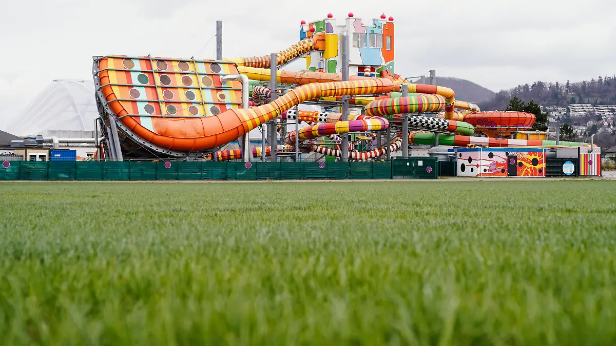 Bunt bemalte Wasserrutschen stehen auf dem Gelände des Erlebnisbads „Miramar“.
