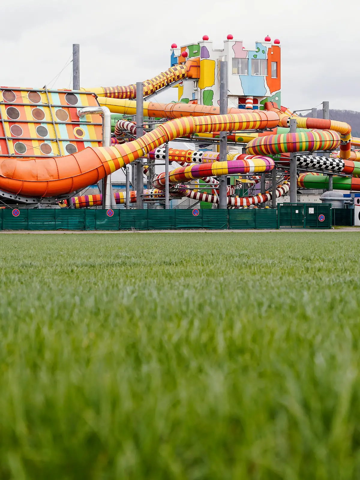 Bunt bemalte Wasserrutschen stehen auf dem Gelände des Erlebnisbads „Miramar“.