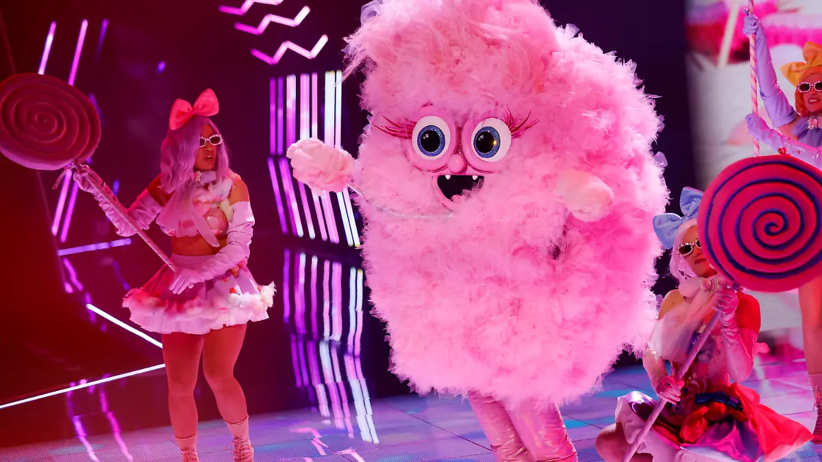 06.04.2024, Nordrhein-Westfalen, Köln: Die Figur ·Die Zuckerwatte· steht in der Prosieben-Show "The Masked Singer" auf der Bühne. (zu dpa: «Hugo Egon Balder als große Kartoffel bei «The Masked Singer» enttarnt») Foto: Thomas Banneyer/dpa +++ dpa-Bildfunk +++