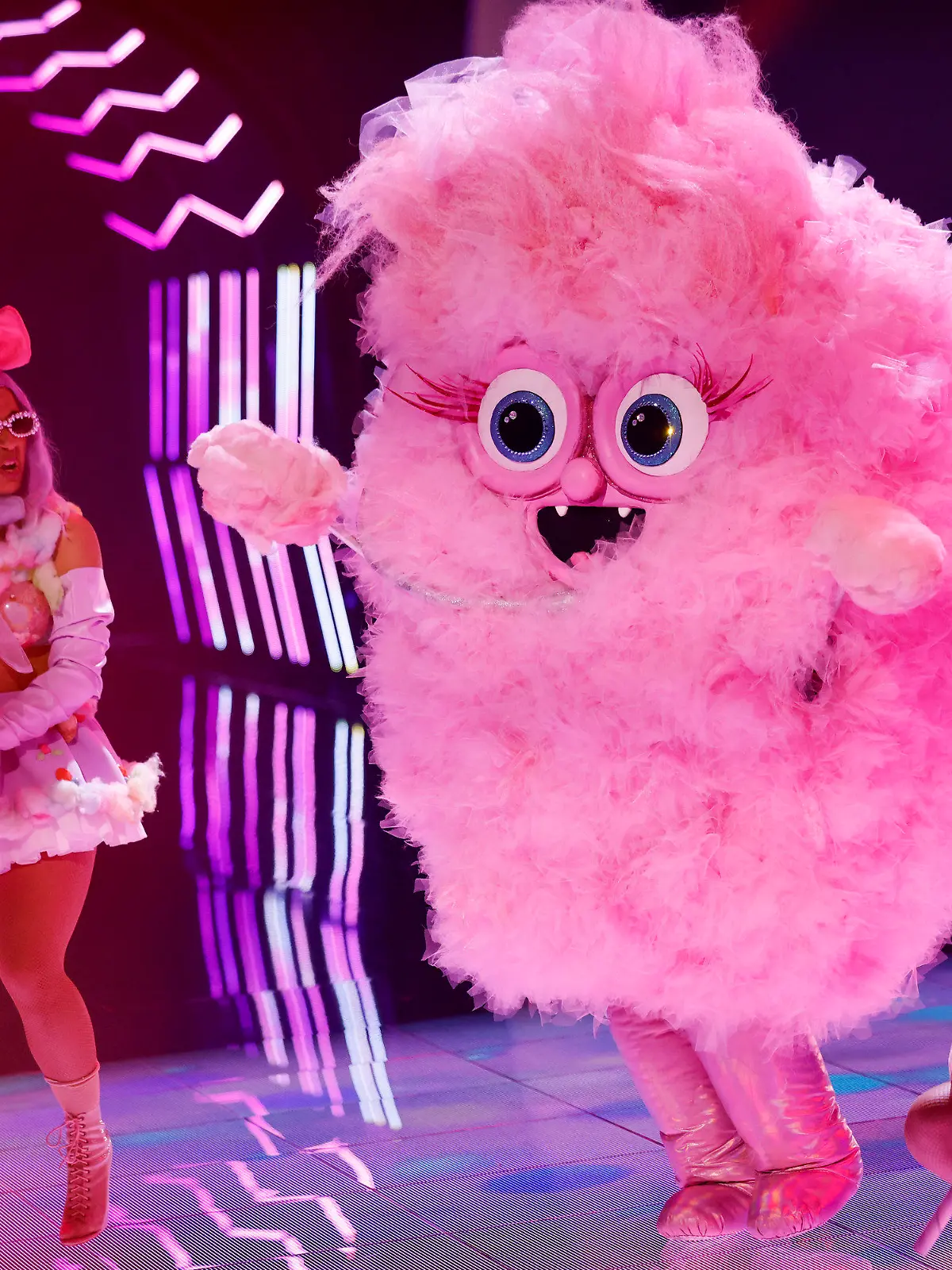 06.04.2024, Nordrhein-Westfalen, Köln: Die Figur ·Die Zuckerwatte· steht in der Prosieben-Show "The Masked Singer" auf der Bühne. (zu dpa: «Hugo Egon Balder als große Kartoffel bei «The Masked Singer» enttarnt») Foto: Thomas Banneyer/dpa +++ dpa-Bildfunk +++