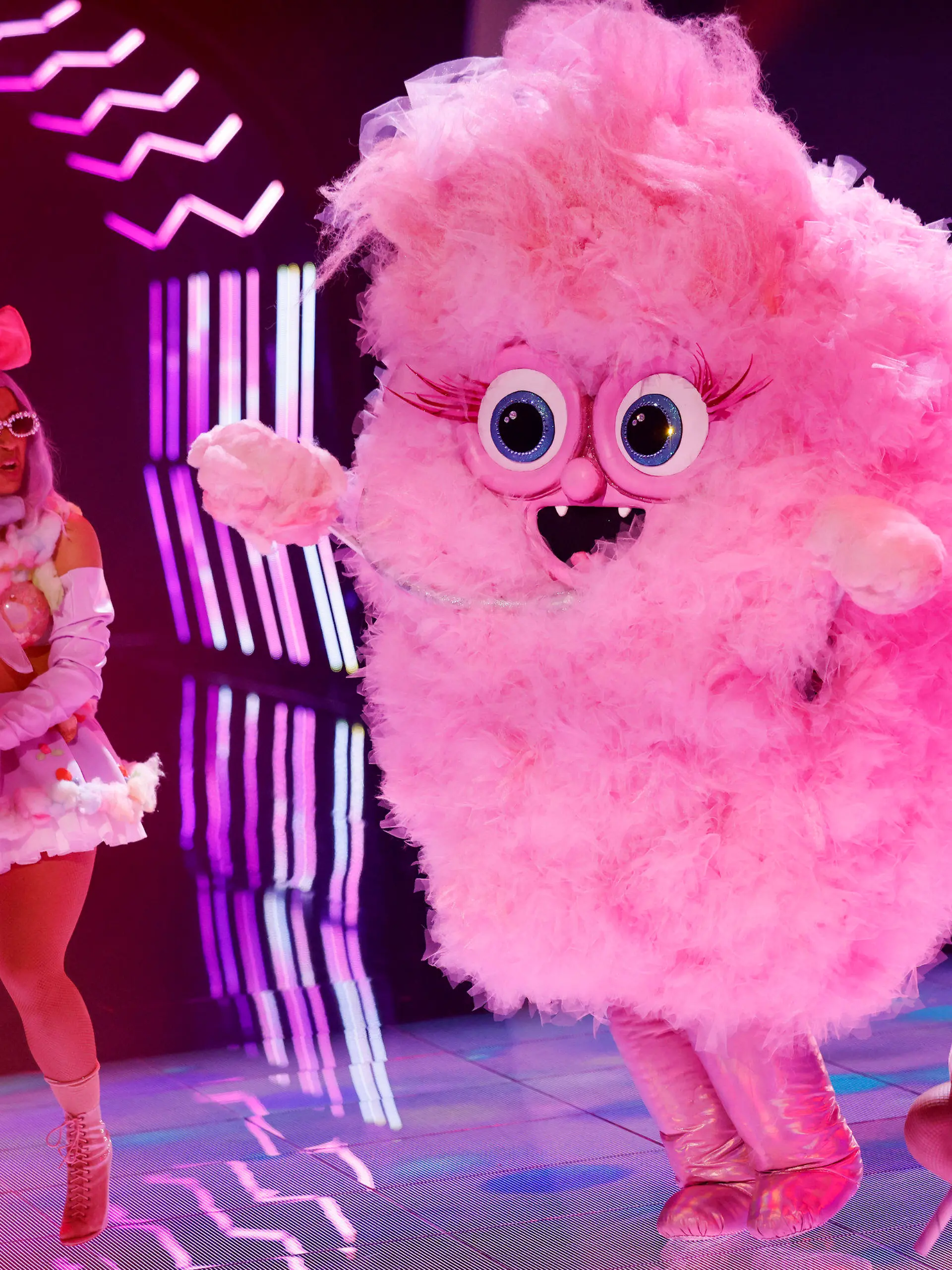 06.04.2024, Nordrhein-Westfalen, Köln: Die Figur ·Die Zuckerwatte· steht in der Prosieben-Show "The Masked Singer" auf der Bühne. (zu dpa: «Hugo Egon Balder als große Kartoffel bei «The Masked Singer» enttarnt») Foto: Thomas Banneyer/dpa +++ dpa-Bildfunk +++