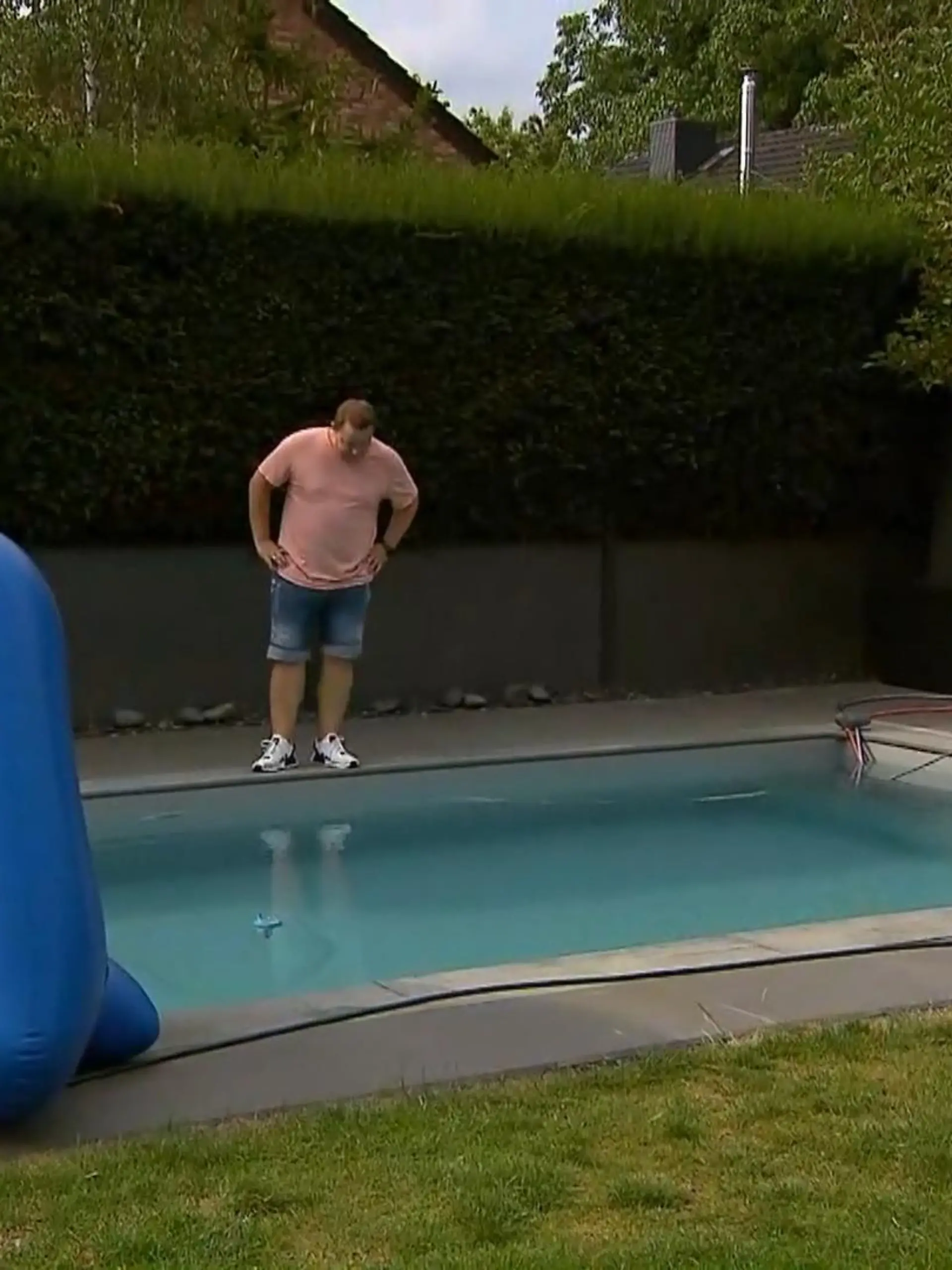 Vergangene Woche waren hunderte Sternschnuppen am Himmel über NRW. Eine Familie aus Neuss ist sicher: DIE haben unseren Pool zerstört. Heute war ein Experte vor Ort.